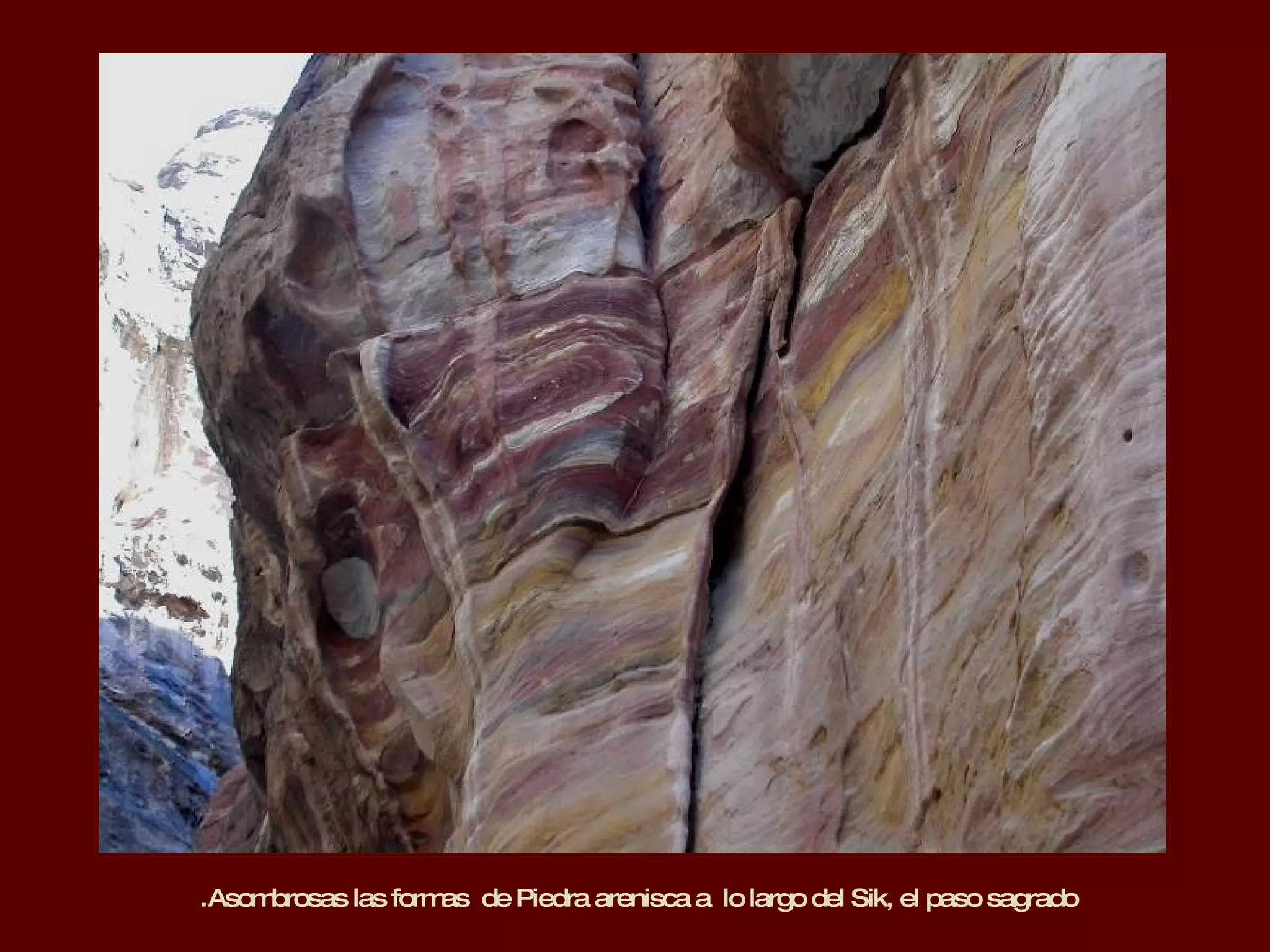 Asombrosas las formas  de Piedra arenisca a  lo largo del Sik, el paso sagrado.  