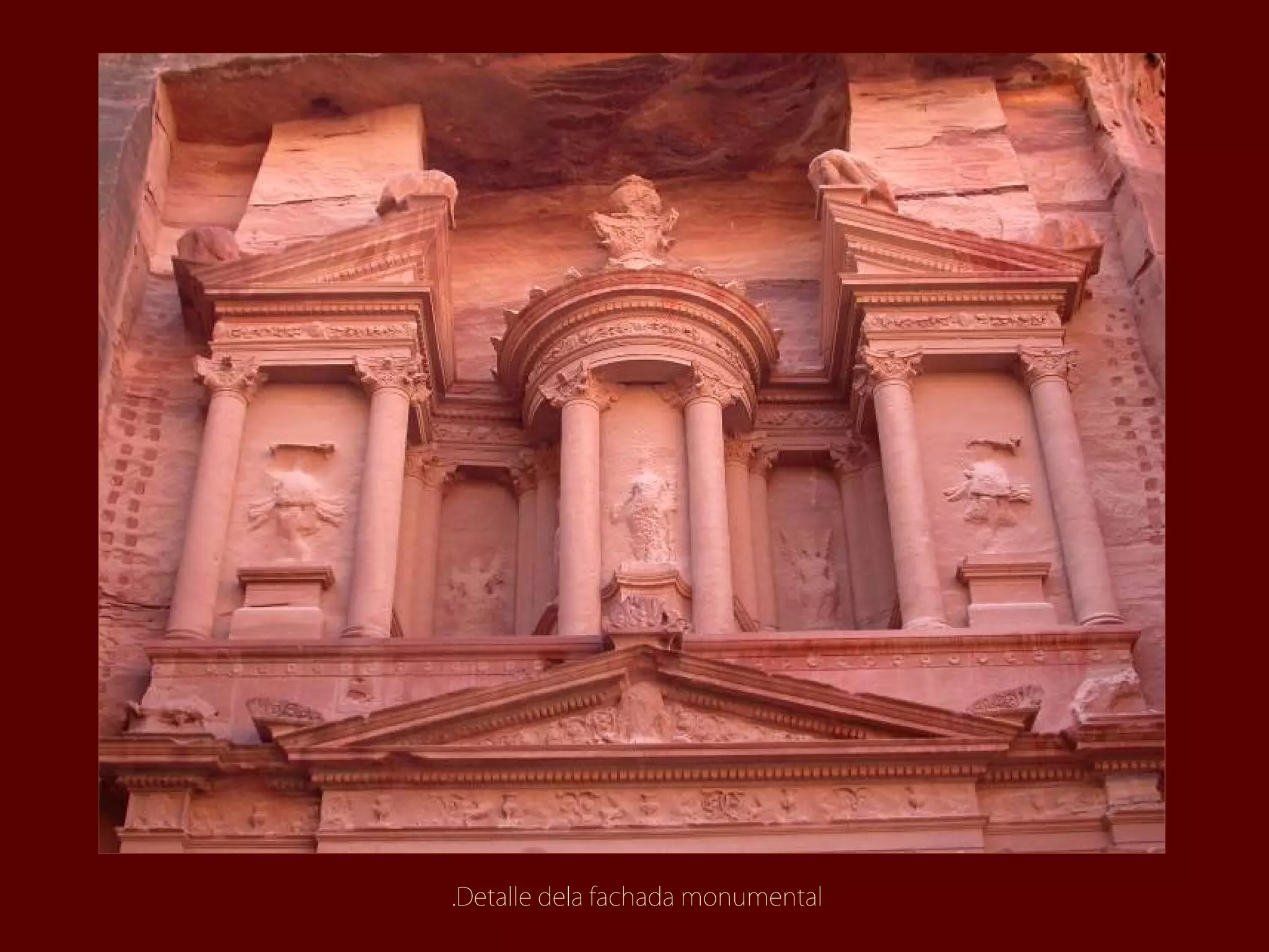 .Detalle dela fachada monumental
 