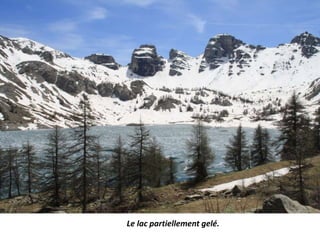 Le lac partiellement gelé.
 