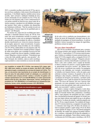 DBO fevereiro 2018 37
2013, o consultor escolheu uma área de 257 ha, que es-
tava em boas condições e tinha menor diversificação de
gramíneas. A facilidade logística também pesou nessa
escolha. Após correção e adubação fosfatada da área,
ela foi estruturada em seis módulos de 38 a 55 ha, for-
mados por oito piquetes cada. Como a infraestrutura fi-
cou pronta somente no final da seca, pouco antes de se
iniciar o projeto, o produtor teve de trabalhar com agua-
das naturais. Hoje, todos os módulos são abastecidos
por bebedouros artificiais. “Não faz sentido investir em
intensificação e fornecer água de má qualidade para os
animais”, diz Mesquita.
No mesmo ano, outra área foi escolhida para inten-
sificação: a chamada Chácara Umary, de 336 ha. Esse
retiro não seria normalmente incluído no projeto, por
ter muitas grotas e estar com as pastagens degradadas,
mas, devido à sua proximidade da rodovia, o produtor
decidiu transformá-la em vitrine do sistema rotaciona-
do na região, apesar do maior investimento. As pasta-
gens já reformadas foram divididas em oito módulos,
com 38 a 40 ha, subdivididos em oito piquetes cada. No
ano anterior, Paulinelli havia tentado produzir silagem
de milho nessa gleba, mas a umidade excessiva do solo
durante a estação das chuvas impediu o trabalho opera-
cional. Máquinas e tratores atolaram. “Entendemos que
a área não tinha aptidão agrícola, mas pecuária”, diz.
Para formação dos módulos, optou-se pelo mombaça,
capim produtivo e mais resistente ao excesso de umida-
de do solo e do ar, condições que desencadeiam a sín-
drome da morte do braquiarão, principal causa de de-
gradação de pastagens no bioma amazônico. A cultivar
também é menos susceptível ao ataque de cigarrinhas,
problema comum na região.
Em que ritmo intensificar?
Dos 593 ha escolhidos inicialmente para o projeto,
383 ficaram prontos para pastejo rotacionado na safra
2014/2015, o equivalente a 5,3% da área total de pasta-
gem. Embora os módulos tivessem potencial para sus-
tentar 8,5 UA/ha naquela safra, a ocupação foi de 4,51
UA/ha. Mesquita explica o porquê. “Ninguém está pre-
parado para a máxima intensificação no primeiro ano.
Nem o solo, nem a planta, nem a equipe da fazenda.
O ideal é começar aos poucos e crescer gradativamen-
te, aprendendo com erros e acertos”, diz. Muitas situa-
ções são novas e justificam essa cautela. Em pastagens
extensivas não adubadas, por exemplo, normalmente
se trabalha com lotações baixas e sobra de capim, para
enfrentar eventuais veranicos. Já quando se faz uso de
adubação e altas lotações, é diferente. Se faltar chuva e
a produção de forragem cair bastante, o produtor pode
ser obrigado a tirar o gado do piquete de uma hora para
outra. “Os riscos são maiores, por isso é preciso estar
preparado e ter uma estratégia, como reserva de volu-
mosos ou uma área pulmão, para onde se possa levar o
gado, caso necessário”, explica o consultor.
Ajustar o manejo à espécie forrageira é outro desa-
fio de quem intensifica. Nos módulos rotacionados adu-
bados da Fazenda Santos Reis, predomina o mombaça
(40%), cujos piquetes são pastejados por dois a quatro
dias, com período de descanso de apenas 16-24 dias, por-
que esse capim rebrota mais rápido do que os do gênero
Brachiaria.As alturas de entrada e saída dos piquetes são
de 70 e 30 cm, respectivamente. Nos módulos de braqui-
ária (31% da área intensiva), a ocupação é de quatro dias
e o descanso mais longo (24 a 28 dias). Os animais en-
tram no piquete quando o capim atinge 30 cm de altura
e saem quando ele chega a 15 cm. Nas demais pastagens
da fazenda, são usados três sistemas de pastejo diferen-
tes: o contínuo, o alternado (20-30 dias de ocupação) e o
rotacionado sem adubação. Neste último sistema, adota-
-se descanso de 24-28 dias, para o mombaça, e de 28-32
ram investidos no projeto R$ 11.314/ha, mas apenas 9,5% desse valor
(R$ 1.080) foram usados na compra de adubo, ante 69,2% (R$ 7.830/ha)
aplicados em gado, considerando-se uma taxa de lotação de 5 UA/ha. “Por
isso, um dos pontos mais importantes de um projeto de intensificação é o
fluxo de caixa. De nada adianta investir em adubação, se o produtor não
tiver dinheiro para comprar animais”, lembra o consultor. Os gastos com
nutrição representaram 8,7% do total (R$ 985/ha); os custos operacionais
efetivos (mão-de-obra, óleo diesel, depreciação, vacinas, vermífugos) res-
ponderam por 7,6% (R$ 864/ha) e os investimentos em infraestrutura (be-
bedouros, cercas, cocho, estradas) somaram 4,9% (R$ 555/ha).
Investimento – R$ 11.314/ha
0,8
0,7
0,6
0,5
0,4
0,3
0,2
0,1
0
R$ 250 R$ 180 R$ 90 R$ 35 R$ 864 R$ 985 R$ 1.008 R$ 7.830
2,2% 1,6% 0,8% 0,3%
7,6% 8,7% 9,5%
69,2%
Cercas Água Cocho
Maior custo da intensificação é o gado
Estradas Nutrição Adubação AnimaisCOE
Animais são
comprados com
peso médio
de 180 kg e
já recebem
suplementação
RenatoVillela
 