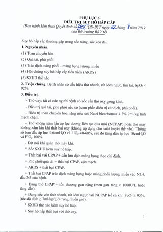 PHV Ll)C 6
DIED TRI SDY HO HAp cAp
(Ban hanh kern thea Quyit dinh s6t{os7QfJ-B YT n~ay ol/-thang 'Rndm 2019
cua Be} truOng Be} Y te)
Suy ho hap cap thuong gap trong s6c nang, s6c keo dai.
1. Nguyen nhan.
(1) Toan chuyen hoa
(2) Qua tai, phu phoi
(3) Tran dich mang phoi - mang bung hrong nhieu
(4) H9i chung suy ho hap c~p tien trien (ARDS)
(5) SXHD the nao
2. Tri~u cluing: Benh nhan co d~u hieu tho nhanh, rut 15mngirc, tim tai, Sp02 <
92%.
3. Di~u trio
- Tho oxy: t~t ca cac nguoi benh co s6c c~n tho oxy gong kinh.
- DiSu tri qua tai, phu phdi nSu co (xem phan dieu tri dir dich, phu phoi),
- DiSu tri toan chuyen hoa nang neu co: Natri bicarbonate 4,2% 2mllkg tinh
mach cham.
- Tho kh6ng xam l~n ap lire duong lien tuc qua miii (NCP AP) hoac tho may
khong xam l~n khi that bai oxy (khong ap dung cho xuat huySt th~ nao). Th6ng
s6 ban d~u ap l]'c4-6cmH20 va Fi02 40-60%, sau do tang d~n ap l]'c 10cmH20
va Fi02 100%.
- D?t n9i khi quan tho may khi.
* S6c SXHD kern suy h6 h~p.
+ Th~t b~i v6i CPAP + d~n luu di<?hmang bVng thea chi dinh.
+ Phu ph6i/qua tai + th~t b~i CPAP, v~n m~ch.
+ ARDS + th~t b~i CPAP.
+ Th~t b~i CPAP tran dich mang bVng ho?c mang ph6i lugng nhiSu vao N3,4,
d~u N5 cua b~nh.
+ Dang tho CPAP + t6n thuang gan n?ng (men gan tang> 1000U/L ho?c
tang d~n).
+ Dang s6c con tho nhanh, rut 16mng]'c v6i NCPAP k~ ca khi Sp022': 95%,
(t6c d9 dich 2':7mllkg/gia trong nhiSu gia).
* SXHD th~ nao kern suy h6 h~p:
+ Suy h6 h~p th~t b~i v6i tho oxy.
1
 