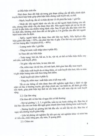 a) Dau hieu sinh t6n
Phai duoc then doi th~t sat trong giai doan chong s5c dS diSu chinh dich
truyen thich hQ'Phoac giup phat hien bien chirng xu~t huyet noi, cu thS:
_Mach, huyet ap, tfm s5 va bien dQ tho 15-30 phut/l~n hoac 1 gia/l~n
_ Nhiet dQ: khi ngtroi benh van s5c thi co thS ngiroi benh khong can s6t
ntra, nhung than nhiet v~n c~n duoc then doi. NSu nguoi benh s6t tro lai thi do
co thS la d~u hieu cua nhiem trung benh vien. Sau 24 gio neu d~u hieu sinh tbn
6n dinh dan, khoang each theo doi co thS gian ra 3-6 gia/l~n cho dSn khi ngiroi
benh hoan toan em dinh.
_ Sp02: ngiroi benh can duoc theo doi lien tuc Sp02. NSu Sp02CO dau
hieu giam d~n hoac < 92%, c~n phai bao bac SI g~p. Cho tha oxy qua g9ng mlii
vai luu lUQ'llgdSn 5 lit/phut (Fi02 ~ 40%).
_LUQ'llgnuac tiSu 1 gia/l~n
_T6ng ke nuac xu~t nh~p (nhu aph~n III).
b) Theo d5i cac biSu hi~n
_ Toan tr~ng: bUt rUt, b~t an, 10 au, v~t va, co thS co biSu hi~n thiSu oxy
mo (s6c, xu~t huySt, phu).
_Tri giac: tiSp xuc kern, 10 mo, hon me.
_Da, niem m~c: da tai tim, chi mat l~nh, thai gian lam d~y mao m~ch.
_D~u hi~u xu~t huySt da co tang them, co xu~t huySt tieu hoa, tiSu ra mau
va ghi nh~n lUQ'llgmau m~t then timg thai diSm.
_Xu~t huySt nQi (nhu aph~n I).
_Yang da, niem m~c: xu~t hi~n sam akSt m~c m~t.
T~t ca cac thong s5 tren duQ'Ctheo d5i nghiem ng~t then y l~nh va c~p
nh~t vai bac SI thuOng xuyen, ghi chep chinh xac VaGb~nh an, dS danh gia diSn
tiSn b~nh, giup phat hi~n kip thai tai s6c ho~c s5c m~t mau c~p do xu~t huySt
n~ng.
2.2. C~n lam sang
C~n theo d5i va bao bac sl ngay khi co b~t thuang:
_Rct t~i giUOng 1, 2, 3, 6 gia/l~n, tu~n tv cac buac ch6ng s6c. Bao bac SI
khi Rct v~n can cao ho~c dQtngQt giam nhanh kern ho~c khong kem xu~t huySt.
_ DuOng huySt t~i giuang khi b~t d~u s6c va m6i l~n tai s6c. Bao bac SI
ngay nSu dUOnghuySt giam th~p.
_Lien h~ phong xet nghi~m l~y kSt qua cac xet nghi~m khac va trinh bac
SI: tiSu c~u, chuc nang gan, c~y mau, X quang ph6i.
2.3. Cham soc
4
 