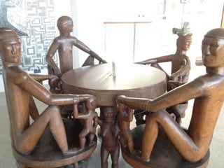 Ang Hagabi ay isang upuang kahoy ng mga Ifugao na sumisimbolo
sa panlipunang katayuan ng isang mamamayan. Ito ay nagpapakita
ng yaman at kapangyarihan ng may-ari nito na kadalasan ay isang
Kadanagyan o isang taong nabibilang sa mataas na antas sa
lipunan. Ito ay sa kadahilanang tanging ang mga mayayaman
lamang ang may kakayahang mag pagawa nito kasama na ang ritwal
na ipinagdiriwang sa oras na matapos ang pagbubuo nito.
 