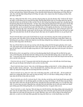 này chỉ rõ tính chất thông báo bằng lời của thầy và tính chất tái hiện khi lĩnh hội của trò. Thầy giáo nghiên cứu
tài liệu, sách giáo khoa, chuẩn bị bài giảng và trực tiếp điều khiển thông báo luồng thông tin tri thức đến học
sinh. Học sinh tiếp nhận những thông tin đó bằng việc nghe, nhìn, cùng tư duy theo lời giảng của thầy, hiểu,
ghi chép và ghi nhớ.
Như vậy, những kiến thức đến với học sinh theo phương pháp này gần như đã được thầy "chuẩn bị sẵn" để trờ
thu nhận, sự hoạt động của trò tương đối thụ động. Phương pháp thuyết trình chỉ cho phép người học đạt đến
trình độ tái hiện của sự lĩnh hội tri thức mà thôi. Do đó, theo hướng hoạt động hóa người học, cần phải hạn chế
bớt phương pháp thuyết trình thông báo - tái hiện, tăng cường phương pháp thuyết trình giải quyết vấn đề. Đây
là kiểu dạy học bằng cách đặt học sinh trước những bài toán nhận thức, kích thích học sinh hứng thú giải bài
toán nhận thức, tạo ra sự chuyển hóa từ qúa trình nhận thức có tính nghiên cứu khoa học vào tổ chức qúa trình
nhận thức trong học tập. Giáo viên đưa học sinh vào tình huống có vấn đề rồi học sinh tự mình giải quyết vấn
đề đặt ra. Theo hình mẫu đặt và giải quyết vấn đề mà giáo viên trình bày, học sinh được học thói quen suy nghĩ
lôgic, biết cách phát hiện vấn đề, đề xuất giả thuyết, thảo luận, làm thí nghiệm để kiểm tra các giả thuyết nêu
ra.
Thuyết trình kiểu đặt và giải quyết vấn đề thuần túy do giáo viên trình bày cũng đã có hiệu quả phát triển tư
duy của học sinh. Nếu được xen kẽ vấn đáp, thảo luận một cách hợp lý thì hiệu quả sẽ tăng thêm. Muốn vậy,
lớp không nên quá đông, có điều kiện thuận lợi cho đối thoại, đồng thời học sinh phải có thói quen mạnh dạn
bộc lộ ý kiến riêng trước vấn đề nêu ra.
Như vậy, để kích thích tư duy tích cực của học sinh cần tăng cường mối liên hệ ngược giữa học sinh và giáo
viên, giữa người nghe và người thuyết trình. Giáo viên có thể đặt một số câu hỏi "có vấn đề" để học sinh trả lời
ngay tại lớp, hoặc có thể trao đổi ngắn trong nhóm từ 2 đến 4 người ngồi cạnh nhau trước khi giáo viên đưa ra
câu trả lời.
Để thu hút sự chú ý của người học và tích cực hóa phương pháp thuyết trình ngay khi mở đầu bài học giáo
viên có thể thông báo vấn đề dưới hình thức những câu hỏi có tính chất định hướng, hoặc có tính chất "xuyên
tâm". Trong qúa trình thuyết trình bài giảng, giáo viên có thể thực hiện một số hình thức thuyết trình thu hút sự
chú ý của học sinh như sau:
- Trình bày kiểu nêu vấn đề: Trong qúa trình trình bày bài giảng giáo viên có thể diễn đạt vấn đề dưới dạng
nghi vấn, gợi mở để gây tình huống lôi cuốn sự chú ý của học sinh.
- Thuyết trình kiểu thuật chuyện: Giáo viên có thể thông qua những sự kiện kinh tế - xã hội, những câu chuyện
hoặc tác phẩm văn học, phim ảnh… làm tư liệu để phân tích, minh họa, khái quát và rút ra nhận xét, kết luận
nhằm xây dựng biểu tượng, khắc sâu nội dung kiến thức của bài học.
- Thuyết trình kiểu mô tả, phân tích: Giáo viên có thể dùng công thức, sơ đồ, biểu mẫu… để mô tả phân tích
nhằm chỉ ra những đặc điểm, khía cạnh của từng nội dung. Trên cơ sở đó đưa ra những chứng cứ lôgíc, lập
luận chặt chẽ để làm rõ bản chất của vấn đề.
- Thuyết trình kiểu nêu vấn đề có tính giả thuyết: Giáo viên đưa vào bài học một số giả thuyết hoặc quan điểm
có tính chất mâu thuẫn với vấn đề đang nghiên cứu nhằm xây dựng tình huống có vấn đề thuộc loại giả thuyết
(hay luận chiến). Kiểu nêu vấn đề này đòi hỏi học sinh phải lựa chọn quan điểm đúng, sai và có lập luận vững
chắc về sự lựa chọn của mình. Đồng thời học sinh phải biết cách phê phán, bác bỏ một cách chính xác, khách
quan những quan điểm không đúng đắn, chỉ ra tính không khoa học và nguyên nhân của nó.
- Thuyết trình kiểu so sánh, tổng hợp: Nếu nội dung của vấn đề trình bày chứa đựng những mặt tương phản thì
giáo viên cần xác định những tiêu chí để so sánh từng mặt, thuộc tính hoặc quan hệ giữa hai đối tượng đối lập
nhau nhằm rút ra kết luận cho từng tiêu chí so sánh. Mặt khác, giáo viên có thể sử dụng số liệu thống kê để
phân tích, so sánh rút ra kết luận nhằm góp phần làm tăng tính chính xác và tính thuyết phục của vấn đề.
 