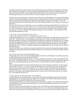 nên đã hạn chế chất lượng, hiệu quả dạy và học, không đáp ứng yêu cầu phát triển năng động của xã hội hiện
đại. Để khắc phục tình trạng này, các nhà sư phạm kêu gọi phải phát huy tính tích cực chủ động của học sinh,
thực hiện "dạy học phân hóa"* quan tâm đến nhu cầu, khả năng của mỗi cá nhân học sinh trong tập thể lớp.
Phương pháp dạy học tích cực, dạy học lấy học sinh làm trung tâm ra đời từ bối cảnh đó.
Trên thực tế, trong qúa trình dạy học người học vừa là đối tượng của hoạt động dạy, lại vừa là chủ thể của hoạt
động học. Thông qua hoạt động học, dưới sự chỉ đạo của thầy, người học phải tích cực chủ động cải biến chính
mình về kiến thức, kĩ năng, thái độ, hoàn thiện nhân cách, không ai làm thay cho mình được. Vì vậy, nếu
người học không tự giác chủ động, không chịu học, không có phương pháp học tốt thì hiệu quả của việc dạy sẽ
rất hạn chế.
Như vậy, khi đã coi trọng vị trí hoạt động và vai trò của người học thì đương nhiên phải phát huy tính tích cực
chủ động của người học. Tuy nhiên, dạy học lấy học sinh làm trung tâm không phải là một phương pháp dạy
học cụ thể. Đó là một tư tưởng, quan điểm giáo dục, một cách tiếp cận quá trình dạy học chi phối tất cả qúa
trình dạy học về mục tiêu, nội dung, phương pháp, phương tiện, tổ chức, đánh giá… chứ không phải chỉ liên
quan đến phương pháp dạy và học.
2. Đặc trưng của các phương pháp dạy học tích cực.
a. Dạy và học không qua tổ chức các hoạt động học tập của học sinh.
Trong phương pháp dạy học tích cực, người học - đối tượng của hoạt động "dạy", đồng thời là chủ thể của hoạt
động "học" - được cuốn hút vào các hoạt động học tập do giáo viên tổ chức và chỉ đạo, thông qua đó tự lực
khám phá những điều mình chưa rõ chứ không phải thụ động tiếp thu những tri thức đã được giáo viên sắp đặt.
Được đặt vào những tình huống của đời sống thực tế, người học trực tiếp quan sát, thảo luận, làm thí nghiệm,
giải quyết vấn đề đặt ra theo cách suy nghĩ của mình, từ đó nắm được kiến thức kĩ năng mới, vừa nắm được
phương pháp "làm ra" kiến thức, kĩ năng đó, không rập theo những khuôn mâu sẵn có, được bộc lộ và phát huy
tiềm năng sáng tạo.
Dạy theo cách này thì giáo viên không chỉ giản đơn truyền đạt tri thức mà còn hướng dẫn hành động. Chương
trình dạy học phải giúp cho từng học sinh biết hành động và tích cực tham gia các chương trình hành động của
cộng đồng.
b. Dạy và học chú trọng rèn luyện phương pháp tự học.
Phương pháp tích cực xem việc rèn luyện phương pháp học tập cho học sinh không chỉ là một biện pháp nâng
cao hiệu quả dạy học mà còn là một mục tiêu dạy học.
Trong xã hội hiện đại đang biến đổi nhanh - với sự bùng nổ thông tin, khoa học, kĩ thuật, công nghệ phát triển
như vũ bão - thì không thể nhồi nhét vào đầu óc học sinh khối lượng kiến thức ngày càng nhiều. Phải quan tâm
dạy cho học sinh phương pháp học ngay từ bậc Tiểu học và càng lên bậc học cao hơn càng phải được chú
trọng.
Trong các phương pháp học thì cốt lõi là phương pháp tự học. Nếu rèn luyện cho người học có được phương
pháp, kĩ năng, thói quen, ý chí tự học thì sẽ tạo cho họ lòng ham học, khơi dậy nội lực vốn có trong mỗi con
người, kết quả học tập sẽ được nhân lên gấp bội. Vì vậy, ngày nay người ta nhấn mạnh mặt hoạt động học
trong qúa trình dạy học, nỗ lực tạo ra sự chuyển biến từ học tập thụ động sang tự học chủ động, đặt vấn đề
phát triển tự học ngay trong trường phổ thông, không chỉ tự học ở nhà sau bài lên lớp mà tự học cả trong tiết
học có sự hướng dẫn của giáo viên.
c. Tăng cường học tập cá thể, phối hợp với học tập hợp tác.
Trong một lớp học mà trình độ kiến thức, tư duy của học sinh không thể đồng đều tuyệt đối thì khi áp dụng
phương pháp tích cực buộc phải chấp nhận sự phân hóa về cường độ, tiến độ hoàn thành nhiệm vụ học tập,
nhất là khi bài học được thiết kế thành một chuỗi công tác độc lập.
áp dụng phương pháp tích cực ở trình độ càng cao thì sự phân hóa này càng lớn. Việc sử dụng các phương tiện
công nghệ thông tin trong nhà trường sẽ đáp ứng yêu cầu cá thể hóa hoạt động học tập theo nhu cầu và khả
năng của mỗi học sinh.
Tuy nhiên, trong học tập, không phải mọi tri thức, kĩ năng, thái độ đều được hình thành bằng những hoạt động
độc lập cá nhân. Lớp học là môi trường giao tiếp thầy - trò, trò - trò, tạo nên mối quan hệ hợp tác giữa các cá
nhân trên con đường chiếm lĩnh nội dung học tập. Thông qua thảo luận, tranh luận trong tập thể, ý kiến mỗi cá
 