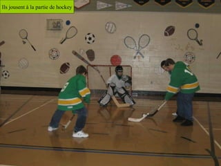 Ils jousent à la partie de hockey 