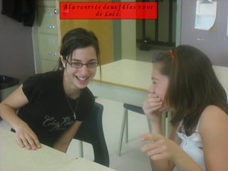 À la rentrée deux filles rient de Luce. 