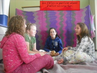 Les filles se parlent avant d’aller se coucher. 