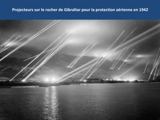 Projecteurs sur le rocher de Gibraltar pour la protection aérienne en 1942
 