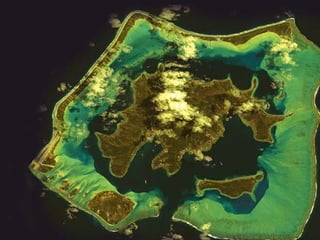 L'Ile merveilleuse de Bora-Bora L’île principale de Bora Bora, en Polynésie française, à la particularité d’être  protégée par une barrière de corail qui limite l’accès à une seule entrée navigable, visible en bas de l’image. A l’intérieur de ce cocon protégé par la nature, le  village de Vaitape et le lagon de la plage de Matira. Avec cette image prise par le satellite IKONOS, on comprend mieux pourquoi Bora Bora a été surnommée l’île Merveilleuse… Crédits : spaceimaging.com 