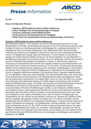 www.arcd.de


     Presse-Information
Nr. 941                                                   10. September 2009

Heute mit folgenden Themen:

      – Gigaliner: ARCD bleibt bei seiner strikten Ablehnung
      – Autos: Kräftiges Plus bei Neuzulassungen im August
      – Forscher entwickeln mobile Mitfahrzentrale
      – EU-Kommission will Garantiefonds für Fluggäste
      – Weiter Streit um Arbeitszeitbeschränkung selbstständiger Lkw-Fahrer

Gigaliner: ARCD bleibt bei seiner strikten Ablehnung
Bad Windsheim (ARCD) – Das verstehe, wer will: Die Bundesregierung hält die von den
Bundesländern Thüringen und Mecklenburg-Vorpommern bis zum Jahresende erlaubten regel-
mäßigen Einsätze von überdimensionierten Lastkraftwagen für „eindeutig rechtswidrig“. Im
Europäischen Rat und bei jeder Gelegenheit in der Öffentlichkeit lehnt Verkehrsminister
Tiefensee die Zulassung von Gigalinern vehement ab. Dennoch seien grenzüberschreitende
Fahrten mit Megatrucks zulässig, teilte sein Ministerium in einer Antwort auf eine Kleine
Anfrage der Fraktion Bündnis 90/Die Grünen mit. So hat ein Spediteur von den Behörden in
Mecklenburg-Vorpommern die Erlaubnis erhalten, bis zum Jahresende zwischen Dummerstorf
und dem Rostocker Überseehafen mit Gigalinern zu fahren. In Skandinavien hätten die
Fahrzeuge aus Deutschland dann ohnehin eine reguläre Zulassung zum Straßenverkehr und
damit freie Fahrt, schrieb das Verkehrsministerium. Für den Auto- und Reiseclub Deutschland
(ARCD) ist die scheibchenweise Legalisierung der überlangen Lastkraftwagen in Deutschland
ein Skandal. Wenn Tiefensee Fahrten mit Megatrucks in Deutschland für rechtswidrig halte,
müsse er dagegen Maßnahmen ergreifen. Sein Sprecher Rainer Lingenthal wiegelte bereits
ab, sein Ministerium hätte dazu keine Handhabe. Der Club beobachtet denn auch voller Sorge
einen schleichenden Erosionsprozess in der Widerstandsfront gegen die Megatrucks. Nach
dem Bundesverband Güterverkehr und Logistik (BGL) brach nun auch der ADAC ein und gab
seine bisherige strikt ablehnende Haltung auf. Dabei wiegen die Bedenken vieler Experten
gegen die Monstertrucks schwer. So müsste unter anderem die Straßeninfrastruktur mit teuren
Investitionen auf Kosten der Steuerzahler für die Megatrucks nachgerüstet werden.
Zusammenstöße mit kleineren Kraftfahrzeugen würden zu viel schwereren Unfällen führen,
warnt Michael Cramer, verkehrspolitischer Sprecher der Grünen im Europäischen Parlament.
Eine Studie des Fraunhofer Instituts für System- und Innovationsforschung wies nach, dass
durch Megatrucks eine negative Klimabilanz droht, weil mit massiven Verlagerungen des
Güterverkehrs von der Schiene auf die Straße zu rechnen sei. Verweise der Gigaliner-Lobby
auf den angeblich reibungslosen Einsatz von Riesen-Lkw in Finnland, Schweden und den
Niederlanden hält der ARCD für eine bewusste Fehlinformation. In diesen Ländern gebe es oft
andere Verhältnisse bei Steigungs- und Gefällstrecken, Streckenverläufen und in den städti-
schen Großräumen als bei uns. Der ARCD erinnert in diesem Zusammenhang an die vielen
Unfälle bei Abbiegemanövern selbst von „normalen“ Lastkraftwagen, die jedes Jahr etliche
Radfahrer, Kinder und Fußgänger das Leben kosten. Aus all diesen und noch weiteren wichti-
gen Gründen lehnt der ARCD die Einführung von überlangen Lastkraftwagen auch weiterhin
kategorisch ab. ARCD


                                                                        Auto- und Reiseclub Deutschland
                                                                        91427 Bad Windsheim
                                                                        Telefon 0 98 41/4 09-182
                                                                        presse@arcd.de
                                                                        www.arcd.de/presse
 