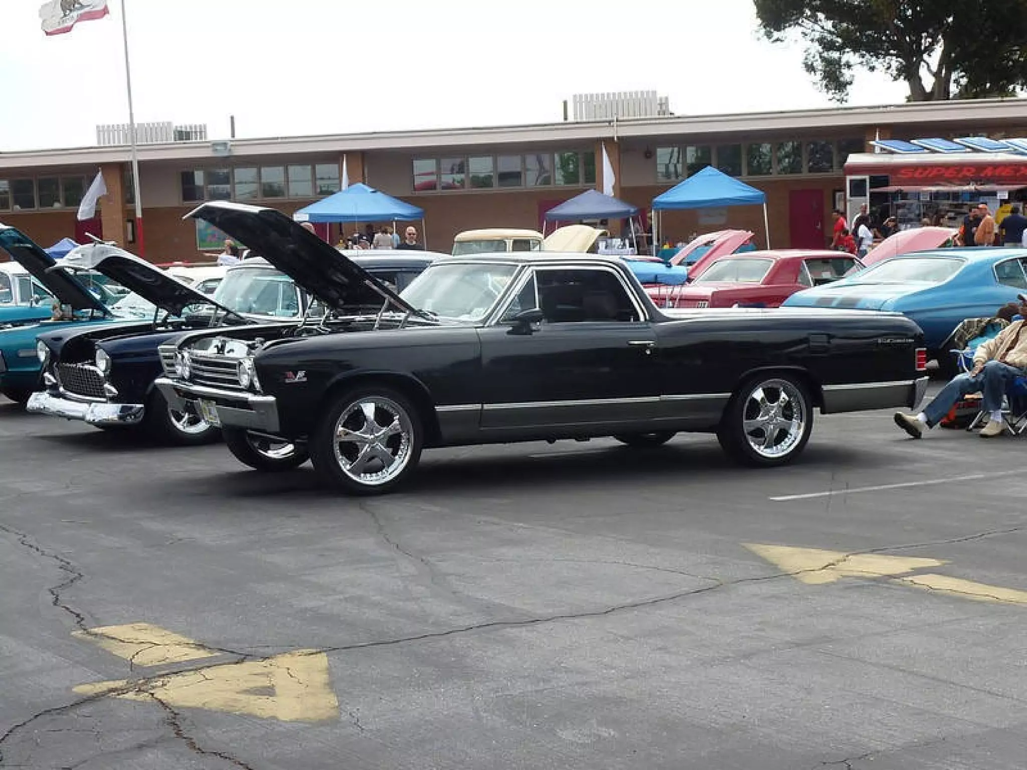 Camionetas antigas e recuperadas