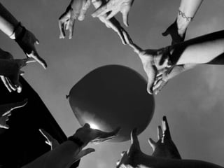 Retour à l’authenticitéImage réseau social – humain qui se donnent la main