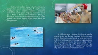 W 2005 roku wraz z korektą niektórych przepisów
zmieniono czas gry. Zamiast kwart po siedem minut, z
przerwą dwuminutową po każdej, są teraz cztery części
po 8 minut każda, a pięciominutową przerwę zarządza się
tylko w połowie spotkania. Na starcie każdej z kwart
zawodnicy ustawiają się wzdłuż linii bramkowej i po
sygnale sędziego dwóch graczy z każdej drużyny płynie po
piłkę, która jest umieszczona na środku boiska.
Drużyna liczy siedmiu graczy, w tym bramkarz oraz
maksymalnie sześciu rezerwowych. W strefie zmian,
znajdującej się w narożniku basenu i oznaczonej
czerwonymi linami, gracze mogą się zmieniać w czasie
gry, a także w trakcie kary wykluczenia. Zmiany w
dowolnym miejscu boiska można dokonywać po każdej
bramce lub w czasie przerwy w grze. Liczba zmian jest
nieograniczona.
 