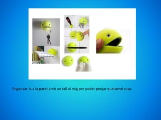 Enganxar-la a la paret amb un tall al mig per poder penjar qualsevol cosa.
 