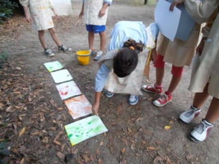 Pintant al jardins de l’escola