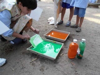 Pintant al jardins de l’escola