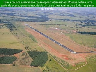 Está a poucos quilômetros do Aeroporto internacional Moussa Tobias, uma porta de acesso para transporte de cargas e passageiros para todas as partes do mundo.  
