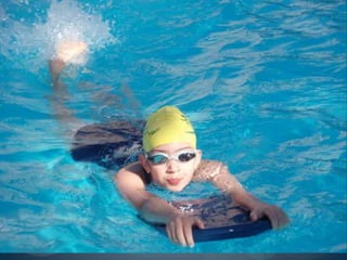  2.Adaptação ao meio aquático para crianças e jovens:
 pode ser dividida em várias etapas, mas pretende-se essencialmente a adaptação ao meio aquático através dos
elementos/domínios básicos da natação: respiração, imersão, equilíbrio, propulsão e saltos.
 