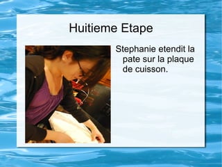 Huitieme Etape Stephanie etendit la pate sur la plaque de cuisson. 