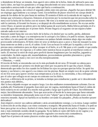y	dejándome	de	besar	un	instante,	Jean	agarró	otro	cubito	de	la	bolsa.	Antes	de	utilizarlo	para	una
nueva	labor,	me	bajó	los	pantalones	y	el	tanga	descubriendo	mi	sexo	rasurado.	Me	tenía	como	una
espectadora	ansiosa	todo	el	rato	por	saber	qué	haría	a	continuación.
Jean,	sin	aviso	alguno,	me	colocó	el	segundo	cubito	entre	mis	piernas.	¡Aquello	fue	puro	deleite!	Di
un	respingo	agarrándome	a	su	cuerpo.	Gemí.	Un	torbellino	de	placer	envolvió	mi	cuerpo	desde	la
punta	de	los	dedos	de	los	pies	hasta	mi	melena.	Él	sostenía	el	hielo	en	la	entrada	de	mi	vagina	al
tiempo	que	volvíamos	a	besarnos.	Entonces	al	moverme	por	la	excitación	que	me	provocaba	sobre	la
mesa	rocé	la	bolsa	de	los	hielos	con	mi	trasero.	Me	vino	a	la	mente	una	cosa	pero	primeramente	le
subí	la	camiseta,	él	levantó	los	brazos	y	se	despojó	de	ella	enseñándome	su	torso.	No	era	tan	ancho
como	Chace,	ni	quizás	tan	pétreo	pero	me	daban	ganas	de	acariciarlo.	Había	hileras	perladas	en	él	a
causa	del	agua	derramada	por	el	primer	hielo.	Pronto	llegaría	al	orgasmo	sin	tan	siquiera	haber
entrado	nada	en	mi	interior.
Entonces	tanteé	hasta	dar	con	otro	hielo	de	la	bolsa	y	lo	deslicé	por	su	cuello,	pecho,	abdomen
marcado	y	antes	de	llegar	a	su	entrepierna	me	lo	acerqué	a	los	labios	y	le	pedí	lo	mismo.	Aproximó
sus	labios	a	la	otra	parte	del	cubito.	Lamíamos	ese	pedazo	helado	mientras	abajo	algo	me	estaba
provocando	sobremanera.	El	hielo	entre	mi	sexo	se	deshacía	poco	a	poco	y	Jean	me	masajeó	la	zona
hasta	meterme	un	dedo	y	con	él,	el	cubito.	Grité.	Con	un	brazo	le	rodeé	por	la	espalda	y	cerré	las
piernas	unos	centímetros	para	no	dejar	escapar	ni	al	hielo,	ni	a	él.	Me	puse	a	reír	cuando	vi	que	estaba
perdiendo	flujo	por	mi	regocijo	y	el	cubito	entre	nuestras	bocas	se	partió	al	estrellarse	contra	el
suelo.	El	moreno	lo	miró	de	reojo	pero	prefirió	darme	lengüetazos	por	las	mejillas,	juguetón	y
controlador.	Su	dedo	seguía	ahí,	masturbándome,	provocándome	gemidos	placenteros	y	gritos
agudos.	Sacudió	su	mano	y	me	corrí	en	ella	estrepitosamente.
─	Ohmmm...	─	emití.
El	trocito	de	hielo	se	encontraba	casi	en	lo	más	profundo	de	mi	sexo.	Él	levantó	su	cabeza	para
mirarme	y	entendí	por	primera	vez	desde	que	entró	por	esa	puerta	de	lo	que	iba	a	hacer.	Estaba
demostrado	que	todos	los	tíos	cuando	les	brillaban	los	ojos	era	porque	querían	follar.	Se	quitó	los
tejanos	y	sus	bóxers	y	me	agarré	a	su	cintura	con	las	piernas.	Bastó	un	simple	roce	de	su	pene	caliente
en	mi	frío	sexo	para	querer	nivelar	esas	temperaturas	a	la	de	ya.	Lo	necesitaba,	o	iba	a	enloquecer
por	el	calor	que	reflugía	en	mi	cuerpo	en	contraste	con	los	hielos.
Jean	Luc,	a	diferencia	de	su	primo,	se	tomaba	su	tiempo	para	estudiarme	y	poder	así	ir	descubriendo
mis	puntos	más	débiles...
Abrí	la	boca	dejando	escapar	un	suspiro	largo.	Los	dos	estábamos	tremendamente	calientes.	Eso	no
acababa	ahí.	Finalmente	el	pequeño	Jean	entró	por	mi	vagina,	metiéndome	hasta	el	final	el	cubito	de
hielo	todavía	en	mi	cavidad.	Era	mucho	más	grande	y	largo	que	la	polla	de	Chace.	Increíblemente
mejor.	Increíblemente	abrumador.	Tuve	que	acercarme	al	borde	de	la	mesa	para	que	fuese	entrando
su	miembro	lentamente,	demasiado	tenía	con	el	otro	“objeto”	que	se	iba	derritiendo	como	si	me
estuviera	meando.	Apoyé	mi	barbilla	en	su	hombro	cerrando	los	párpados.	¿Podía	un	hombre	poseer
delicadeza?
Jean	empezó	a	mover	sus	caderas	adelante	y	atrás	arrastrándome	consigo,	y	a	la	mesa.	Luego	cambió
la	dirección	de	arriba	abajo	a	un	ritmo	constante	y	tranquilo.	Me	penetraba	hasta	el	fondo	y	le	pedí	un
beso	para	gritar	en	su	boca.	Aceleró	el	ritmo,	buscó	la	parte	salvaje	de	ese	polvo.	Llegamos	a	trotar
más	y	más	emitiendo	sonidos	desde	la	garganta.	Ya	no	había	ni	rastro	del	hielo	en	mi	vagina	y	su
pene	tenía	espacio	para	presionar	mis	paredes	vaginales	con	mucha	más	contundencia.
Aquél	fue	el	primero	de	tantos	placeres	ocultos	que	no	había	conocido	jamás...
 