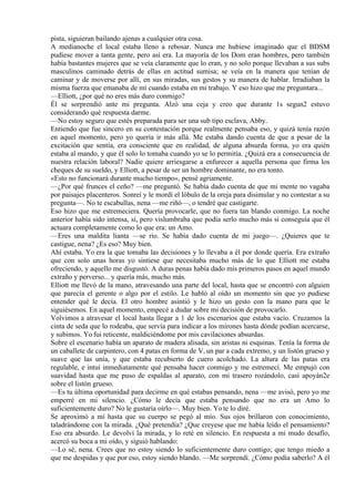 pista, siguieran bailando ajenas a cualquier otra cosa.
A medianoche el local estaba lleno a rebosar. Nunca me hubiese imaginado que el BDSM
pudiese mover a tanta gente, pero así era. La mayoría de los Dom eran hombres, pero también
había bastantes mujeres que se veía claramente que lo eran, y no solo porque llevaban a sus subs
masculinos caminado detrás de ellas en actitud sumisa; se veía en la manera que tenían de
caminar y de moverse por allí, en sus miradas, sus gestos y su manera de hablar. Irradiaban la
misma fuerza que emanaba de mí cuando estaba en mi trabajo. Y eso hizo que me preguntara...
—Elliott, ¿por qué no eres más duro conmigo?
Él se sorprendió ante mi pregunta. Alzó una ceja y creo que durante 1s segun2 estuvo
considerando qué respuesta darme.
—No estoy seguro que estés preparada para ser una sub tipo esclava, Abby.
Entiendo que fue sincero en su contestación porque realmente pensaba eso, y quizá tenía razón
en aquel momento, pero yo quería ir más allá. Me estaba dando cuenta de que a pesar de la
excitación que sentía, era consciente que en realidad, de alguna absurda forma, yo era quién
estaba al mando, y que él solo lo tomaba cuando yo se lo permitía. ¿Quizá era a consecuencia de
nuestra relación laboral? Nadie quiere arriesgarse a enfurecer a aquella persona que firma los
cheques de su sueldo, y Elliott, a pesar de ser un hombre dominante, no era tonto.
«Esto no funcionará durante mucho tiempo», pensé agriamente.
—¿Por qué frunces el ceño? —me preguntó. Se había dado cuenta de que mi mente no vagaba
por paisajes placenteros. Sonreí y le mordí el lóbulo de la oreja para disimular y no contestar a su
pregunta—. No te escabullas, nena —me riñó—, o tendré que castigarte.
Eso hizo que me estremeciera. Quería provocarle, que no fuera tan blando conmigo. La noche
anterior había sido intensa, sí, pero vislumbraba que podía serlo mucho más si conseguía que él
actuara completamente como lo que era: un Amo.
—Eres una maldita lianta —se rio. Se había dado cuenta de mi juego—. ¿Quieres que te
castigue, nena? ¿Es eso? Muy bien.
Ahí estaba. Yo era la que tomaba las decisiones y lo llevaba a él por donde quería. Era extraño
que con solo unas horas yo sintiese que necesitaba mucho más de lo que Elliott me estaba
ofreciendo, y aquello me disgustó. A duras penas había dado mis primeros pasos en aquel mundo
extraño y perverso... y quería más, mucho más.
Elliott me llevó de la mano, atravesando una parte del local, hasta que se encontró con alguien
que parecía el gerente o algo por el estilo. Le habló al oído un momento sin que yo pudiese
entender qué le decía. El otro hombre asintió y le hizo un gesto con la mano para que le
siguiésemos. En aquel momento, empecé a dudar sobre mi decisión de provocarlo.
Volvimos a atravesar el local hasta llegar a 1 de los escenarios que estaba vacío. Cruzamos la
cinta de seda que lo rodeaba, que servía para indicar a los mirones hasta dónde podían acercarse,
y subimos. Yo fui reticente, maldiciéndome por mis cavilaciones absurdas.
Sobre el escenario había un aparato de madera alisada, sin aristas ni esquinas. Tenía la forma de
un caballete de carpintero, con 4 patas en forma de V, un par a cada extremo, y un listón grueso y
suave que las unía, y que estaba recubierto de cuero acolchado. La altura de las patas era
regulable, e intuí inmediatamente qué pensaba hacer conmigo y me estremecí. Me empujó con
suavidad hasta que me puso de espaldas al aparato, con mi trasero rozándolo, casi apoyán2e
sobre el listón grueso.
—Es tu última oportunidad para decirme en qué estabas pensando, nena —me avisó, pero yo me
emperré en mi silencio. ¿Cómo le decía que estaba pensando que no era un Amo lo
suficientemente duro? No le gustaría oírlo—. Muy bien. Yo te lo diré.
Se aproximó a mí hasta que su cuerpo se pegó al mío. Sus ojos brillaron con conocimiento,
taladrándome con la mirada. ¿Qué pretendía? ¿Que creyese que me había leído el pensamiento?
Eso era absurdo. Le devolví la mirada, y lo reté en silencio. En respuesta a mi mudo desafío,
acercó su boca a mi oído, y siguió hablando:
—Lo sé, nena. Crees que no estoy siendo lo suficientemente duro contigo; que tengo miedo a
que me despidas y que por eso, estoy siendo blando. —Me sorprendí. ¿Cómo podía saberlo? A él
 