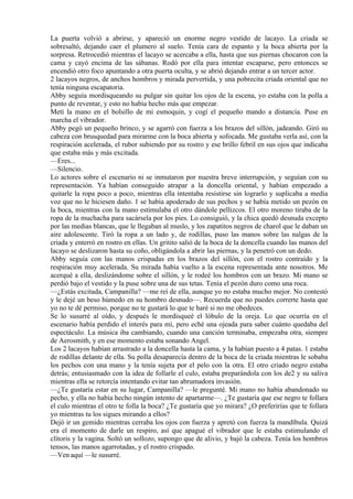 La puerta volvió a abrirse, y apareció un enorme negro vestido de lacayo. La criada se
sobresaltó, dejando caer el plumero al suelo. Tenía cara de espanto y la boca abierta por la
sorpresa. Retrocedió mientras el lacayo se acercaba a ella, hasta que sus piernas chocaron con la
cama y cayó encima de las sábanas. Rodó por ella para intentar escaparse, pero entonces se
encendió otro foco apuntando a otra puerta oculta, y se abrió dejando entrar a un tercer actor.
2 lacayos negros, de anchos hombros y mirada pervertida, y una pobrecita criada oriental que no
tenía ninguna escapatoria.
Abby seguía mordisqueando su pulgar sin quitar los ojos de la escena, yo estaba con la polla a
punto de reventar, y esto no había hecho más que empezar.
Metí la mano en el bolsillo de mi esmoquin, y cogí el pequeño mando a distancia. Puse en
marcha el vibrador.
Abby pegó un pequeño brinco, y se agarró con fuerza a los brazos del sillón, jadeando. Giró su
cabeza con brusquedad para mirarme con la boca abierta y sofocada. Me gustaba verla así, con la
respiración acelerada, el rubor subiendo por su rostro y ese brillo febril en sus ojos que indicaba
que estaba más y más excitada.
—Eres...
—Silencio.
Lo actores sobre el escenario ni se inmutaron por nuestra breve interrupción, y seguían con su
representación. Ya habían conseguido atrapar a la doncella oriental, y habían empezado a
quitarle la ropa poco a poco, mientras ella intentaba resistirse sin lograrlo y suplicaba a media
voz que no le hiciesen daño. 1 se había apoderado de sus pechos y se había metido un pezón en
la boca, mientras con la mano estimulaba el otro dándole pellizcos. El otro moreno tiraba de la
ropa de la muchacha para sacársela por los pies. Lo consiguió, y la chica quedó desnuda excepto
por las medias blancas, que le llegaban al muslo, y los zapatitos negros de charol que le daban un
aire adolescente. Tiró la ropa a un lado y, de rodillas, puso las manos sobre las nalgas de la
criada y enterró en rostro en ellas. Un gritito salió de la boca de la doncella cuando las manos del
lacayo se deslizaron hasta su coño, obligándola a abrir las piernas, y la penetró con un dedo.
Abby seguía con las manos crispadas en los brazos del sillón, con el rostro contraído y la
respiración muy acelerada. Su mirada había vuelto a la escena representada ante nosotros. Me
acerqué a ella, deslizándome sobre el sillón, y le rodeé los hombros con un brazo. Mi mano se
perdió bajo el vestido y la puse sobre una de sus tetas. Tenía el pezón duro como una roca.
—¿Estás excitada, Campanilla? —me reí de ella, aunque yo no estaba mucho mejor. No contestó
y le dejé un beso húmedo en su hombro desnudo—. Recuerda que no puedes correrte hasta que
yo no te dé permiso, porque no te gustará lo que te haré si no me obedeces.
Se lo susurré al oído, y después le mordisqueé el lóbulo de la oreja. Lo que ocurría en el
escenario había perdido el interés para mí, pero eché una ojeada para saber cuánto quedaba del
espectáculo. La música iba cambiando, cuando una canción terminaba, empezaba otra, siempre
de Aerosmith, y en ese momento estaba sonando Angel.
Los 2 lacayos habían arrastrado a la doncella hasta la cama, y la habían puesto a 4 patas. 1 estaba
de rodillas delante de ella. Su polla desaparecía dentro de la boca de la criada mientras le sobaba
los pechos con una mano y la tenía sujeta por el pelo con la otra. El otro criado negro estaba
detrás; entusiasmado con la idea de follarle el culo, estaba preparándola con los de2 y su saliva
mientras ella se retorcía intentando evitar tan abrumadora invasión.
—¿Te gustaría estar en su lugar, Campanilla? —le pregunté. Mi mano no había abandonado su
pecho, y ella no había hecho ningún intento de apartarme—. ¿Te gustaría que ese negro te follara
el culo mientras el otro te folla la boca? ¿Te gustaría que yo mirara? ¿O preferirías que te follara
yo mientras tu los sigues mirando a ellos?
Dejó ir un gemido mientras cerraba los ojos con fuerza y apretó con fuerza la mandíbula. Quizá
era el momento de darle un respiro, así que apagué el vibrador que le estaba estimulando el
clítoris y la vagina. Soltó un sollozo, supongo que de alivio, y bajó la cabeza. Tenía los hombros
tensos, las manos agarrotadas, y el rostro crispado.
—Ven aquí —le susurré.
 