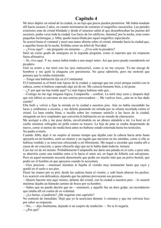 Capítulo 4
Mi ático dúplex en mitad de la ciudad, es un lujo que pocos pueden permitirse. Me había mudado
allí hacía escasos 2 años, en cuanto terminaron de construir el magnífico rascacielos. Las paredes
exteriores eran de cristal blindado y desde el inmenso salón al que desembocaban las puertas del
ascensor, podía verse toda la ciudad. Las luces de los edificios, ilumina2 por la noche, eran como
pequeñas luciérnagas, y Abby quedó maravillada por aquel magnífico espectáculo.
Se acercó hasta el ventanal y posó una mano abierta sobre el cristal, mirando hacia la ciudad que,
a aquellas horas de la noche, brillaba como un árbol de Navidad.
—¿Vives aquí? —me preguntó sin mirarme—. ¿O es solo tu picadero?
Intuí un cierto grado de amargura en la segunda pregunta, como si esperara que mi respuesta
fuera afirmativa.
—Sí, vivo aquí. Y no, nunca había traído a una mujer antes. Así que poco puedo considerarlo mi
picadero.
Giró su rostro y me miró con los ojos entrecerra2, como si no me creyera. Yo me encogí de
hombros y me quité la chaqueta con parsimonia. No quise admitirlo, pero me molestó que
pensara que le estaba mintiendo.
—Tengo una habitación fija en el Continental.
El Continental es el hotel más lujoso de la ciudad, y supongo que me creyó porque asintió con la
cabeza, como si hubiese esperado algo así de mí. Me conocía bastante bien, a mi pesar.
—¿Y por qué me has traído aquí? Lo más lógico hubiese sido que...
—Contigo no me rige ninguna lógica, Campanilla —confesé. La miré muy serio y después dejé
que mis labios se curvaran en una sonrisa provocadora—. Me vuelves loco, ¿aún no te has dado
cuenta?
Ella bufó y volvió a fijar la mirada en la ciudad a nuestros pies. Aún no había encendido las
luces y estábamos a oscuras, y me deleité paseando mi mirada por su silueta recortada contra el
cristal. La luna estaba llena, e incidía sobre las ventanas unién2e a las luces de la ciudad,
otorgando un leve resplandor que convertía la habitación en un mundo de claroscuros.
Me acerqué a ella y me puse detrás, envolviéndola en un abrazo atándola a mí. La besé en el
cuello mientras refregaba mi polla contra su trasero. La hija de puta se estaba despertando de
nuevo, como si menos de media hora antes no hubiese estado enterrada hasta los testículos.
No podía evitarlo.
Cuando Abby dejó ir un suspiro al mismo tiempo que dejaba caer la cabeza hacia atrás hasta
apoyarla en mi hombro, sentí un clamor y un rugido que nacieron en las entrañas, como si ella se
hubiese rendido y se estuviese ofreciendo a mí libremente. Me negué a recordar que estaba allí a
causa de mi coacción, y quise ofrecerle algo que no le había dado todavía: ternura.
Casi me reí de mí mismo. Probablemente Campanilla me daría una patada en el culo, o peor aún,
se aburriría como una maldita ostra si le hacía el amor así, en lugar de follarla con salvajismo.
Pero en aquel momento necesité demostrarle que podía ser mucho más que un polvo bestial, que
podía ser el hombre en que apoyarse cuando lo necesitara.
—Eres preciosa —murmuré mientras le bajaba el vestido muy lentamente hasta que cayó y
quedó en el suelo a sus pies.
Paseé las manos por su piel, desde las caderas hasta el vientre, y subí hasta abarcar los pechos.
Los acaricié con delicadeza, dejando que las palmas provocaran sus pezones.
—Quiero hacerte mía aquí mismo, delante del cristal, con la ciudad a nuestros pies —le susurré
mientras dejaba un húmedo camino de besos por su hombro.
—Sabes que no puedo decirte que no —murmuró, y aquello fue un duro golpe, un recordatorio
que estaba allí en contra de su voluntad.
—¿Lo harías, si pudieras? ¿Me negarías este capricho?
No contestó de inmediato. Dejó que yo la acariciara durante 1s minutos y que me volviera loco
por saber su respuesta.
—No... —dijo finalmente, dejando ir un suspiro de rendición—. No te lo negaría.
—¿Por qué?
 
