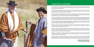 6 MINISTERIO DE AGRICULTURA Y RIEGO
El Perú es un país que tiene 32 millones de habitantes, distribuidos en la costa, sierra y selva. Varios millones de ellos, viven en
zonas alto andinas, en espacios geográficos a 3,200 metros de altura sobre el nivel del mar, realizando actividades productivas
para el sustento diario de los peruanos.
Es allí, donde millones de peruanos anónimos, la mayoría pobres, a veces soportando las inclemencias del tiempo, sin apoyo
y con perseverancia, desarrollan la actividad más importante de sus vidas, primero para subsistir, para educar a sus hijos y
generar alimentos para el país y para exportar a otros mercados.
Me refiero a los peruanos, pequeños productores que realizan su actividad ganadera, muy importante para nuestras vidas y de
la humanidad. Por ello, el Presidente Pedro Pablo Kuczynski, desde sus primeros días de gobierno, tomó la decisión de impulsar
esta actividad en el país y, con esa propuesta, creamos la Dirección General de Ganadería.
Losfrutosnosehandejadoesperar.Asólounañodeexistencia,laDirecciónGeneraldeGanadería,harealizadodiversasactividades
y proyectos para promover y apoyar el desarrollo ganadero. Asimismo, ha elaborado el Plan Nacional de Desarrollo Ganadero, un
instrumento de política diseñado para impulsar el sector y dar soporte a los peruanos que trabajan en esta importante actividad.
Este es un documento orientador, que plantea estrategias basadas en la experiencia de las tendencias mundiales, buscando
mejorar la calidad de sus productores y generar el emprendimiento en la crianza de vacunos, ovinos, camélidos y animales
menores de calidad; fuentes de ingresos para millones de familias en el país.
El Gobierno, a través de la Dirección General de Ganadería, apoyará en la comercialización de productos y la apertura de
nuevos mercados locales, nacionales e internacionales, para impulsar la situación económica de los productores y mejorar sus
condiciones de vida; con trabajo y producción rentables.
Dentro de este marco, el Ministerio de Agricultura y Riego, ha decidido también impulsar una ganadería sostenible, que
involucra la alimentación, sanidad, infraestructura, manejo y mejora en la gestión. Por ello, promovemos la recuperación de
las praderas nativas y la siembra de pastos cultivados, con la puesta en marcha del Programa Nacional de Pastos y Forrajes,
importante para mejorar la calidad; y la producción ganadera.
El PNDG se ha concebido en el marco del Plan Agro Próspero que realizamos en el Gobierno. Por ello, sus acciones se orientan
con preferencia a los pequeños y medianos ganaderos, y en las zonas más pobres del país. De esa manera, tendrá una gran
contribución a la reducción de la pobreza rural.
El plan tiene objetivos y metas claras, que para lograrlas, requieren del trabajo conjunto de las entidades del MINAGRI
debidamente articuladas con los gobiernos regionales y locales. Sólo el trabajo conjunto permitirá cumplir con las aspiraciones
de las poblaciones tantas veces postergadas y olvidadas; y así podremos hablar de desarrollo inclusivo, con paz y justicia social.
José Manuel Hernández Calderón
Ministro de Agricultura y Riego.
APUESTA POR LA GANADERÍA
 