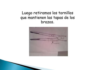 Luego retiramos los tornillos que mantienen las tapas de los brazos.