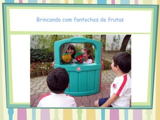 Brincando com fantoches de frutas
 