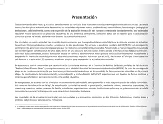 7
Planes
y
Programas
de
Educación
Primaria
y
Secundaria
de
Personas
Jóvenes
y
Adultas
Presentación
Todo sistema educativo revisa y actualiza periódicamente su currícula. Esta es una necesidad que emerge de varias circunstancias: La ciencia
avanza, las disciplinas académicas se desarrollan, las sociedades adquieren nuevas problemáticas y sensibilidades, las estrategias pedagógicas
evolucionan. Adicionalmente, como una expresión de la aspiración innata del ser humano a mejorarse constantemente, las sociedades
requieren mayor calidad en sus procesos educativos, es una dinámica permanente, constante. Estas son las razones para la actualización
curricular que se ha llevado adelante en el Sistema Educativo Plurinacional.
Por otro lado, en nuestra sociedad han ocurrido dos circunstancias que han agudizado la necesidad de llevar a cabo este proceso de actualizar
la currícula. Hemos señalado en muchas ocasiones a las dos pandemias. Por un lado, la pandemia sanitaria del COVID-19, y el consiguiente
confinamiento,generaroncircunstanciasparalasquenoestábamoscompletamentepreparados.Porotrolado,la“pandemiapolítica”,suscitada
con la interrupción constitucional del año 2019, derivó en una clausura del año escolar, inédita desde el tiempo de las dictaduras militares.
Con estas dos calamidades, nuestra educación estaba en camino a desmoronarse. Había pues la necesidad de levantarnos nuevamente y
emprender la rearticulación de los procesos educativos con nuevo impulso. Por eso es que el 2021, declaramos el “año por la recuperación
del derecho a la educación”. El momento era el más propicio para emprender la actualización curricular.
En este marco, es vital comprender que la actualización curricular se enmarca en la Constitución Política del Estado, en la Ley de la Educación
“Avelino Siñani-Elizardo Pérez” y, consiguientemente, en el Modelo Educativo Sociocomunitario Productivo (MESCP). Se trata de una segunda
etapa en su implementación en la que buscamos perfeccionarla basándonos en lo aprendido de las experiencias obtenidas en la primera
etapa. Da continuidad a la implementación, universalización y profundización del MESCP, aspectos que son llevados de forma continua y
dinámica para fortalecer permanentemente en la calidad educativa.
En este proceso, de acuerdo con los principios sociocomunitarios del modelo, se ha promovido la más alta participación de toda la comunidad.
Así como en la elaboración de la ley1
, la actualización curricular ha tenido la participación, mediante talleres, seminarios y reuniones, de
maestras y maestros, padres y madres de familia, estudiantes, organizaciones sociales, instituciones públicas y no gubernamentales y toda la
comunidad en general. Se trata pues de una obra de toda la sociedad boliviana.
Las novedades de la actualización curricular son muy variadas y se encuentran contenidas en los diferentes Subsistemas, niveles, áreas y
ámbitos. Cabe destacar algunas por su relevancia.
1 La evidencia mayor de la amplia participación que hubo en la elaboración de la ley se encuentra en la compilación de La Construcción de la Ley de la Educación “Avelino Siñani-Elizardo
Pérez” publicada por el Ministerio de Educación en dos tomos, el año 2022.
 