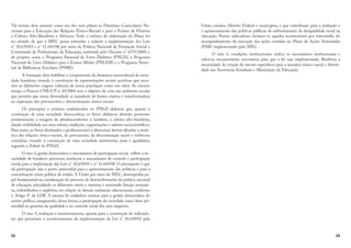 22
Tal revisão deve assumir como um dos seus pilares as Diretrizes Curriculares Na-
cionais para a Educação das Relações Étnico-Raciais e para o Ensino de História
e Cultura Afro-Brasileira e Africana. Todo o esforço de elaboração do Plano foi
no sentido de que o MEC possa estimular e induzir a implementação das Leis
n° 10.639/03 e n° 11.645/08 por meio da Política Nacional de Formação Inicial e
Continuada de Profissionais da Educação, instituída pelo Decreto n° 6755/2009, e
de projetos como o Programa Nacional do Livro Didático (PNLD), o Programa
Nacional do Livro Didático para o Ensino Médio (PNLEM) e o Programa Nacio-
nal de Bibliotecas Escolares (PNBE).
A formação deve habilitar a compreensão da dinâmica sociocultural da socie-
dade brasileira, visando à construção de representações sociais positivas que enca-
rem as diferentes origens culturais de nossa população como um valor. Ao mesmo
tempo, o Parecer CNE/CP n° 03/2004 tem o objetivo de criar um ambiente escolar
que permita que nossa diversidade se manifeste de forma criativa e transformadora
na superação dos preconceitos e discriminações étnico-raciais.
Os princípios e critérios estabelecidos no PNLD definem que, quanto à
construção de uma sociedade democrática, os livros didáticos deverão promover
positivamente a imagem de afrodescendentes e, também, a cultura afro-brasileira,
dando visibilidade aos seus valores, tradições, organizações e saberes sociocientíficos.
Para tanto, os livros destinados a professores(as) e alunos(as) devem abordar a temá-
tica das relações étnico-raciais, do preconceito, da discriminação racial e violências
correlatas, visando à construção de uma sociedade antirracista, justa e igualitária,
segundo o Edital do PNLD.
O eixo 4, gestão democrática e mecanismos de participação social, reflete a ne-
cessidade de fortalecer processos, instâncias e mecanismos de controle e participação
social, para a implantação das Leis n° 10.639/03 e n° 11.645/08. O pressuposto é que
tal participação seja o ponto primordial para o aprimoramento das políticas e para a
concretização como política de estado. A União, por meio do MEC, desempenha pa-
pel fundamental na coordenação do processo de desenvolvimento da política nacional
de educação, articulando os diferentes níveis e sistemas e exercendo função normati-
va, redistributiva e supletiva, em relação às demais instâncias educacionais, conforme
o Artigo 8° da LDB. A mesma lei estabelece normas para a gestão democrática do
ensino público, assegurando, dessa forma, a participação da sociedade como fator pri-
mordial na garantia da qualidade e no controle social dos seus impactos.
O eixo 5, avaliação e monitoramento, aponta para a construção de indicado-
res que permitam o monitoramento da implementação da Lei n° 10.639/03 pela
23
União, estados, Distrito Federal e municípios, e que contribuam para a avaliação e
o aprimoramento das políticas públicas de enfrentamento da desigualdade racial na
educação. Nestes indicadores incluem-se aqueles monitoráveis por intermédio do
acompanhamento da execução das ações contidas no Plano de Ações Articuladas
(PAR) implementado pelo MEC.
O eixo 6, condições institucionais, indica os mecanismos institucionais e
rubricas orçamentárias necessárias para que a lei seja implementada. Reafirma a
necessidade da criação de setores específicos para a temática étnico-racial e diversi-
dade nas Secretarias Estaduais e Municipais de Educação.
 