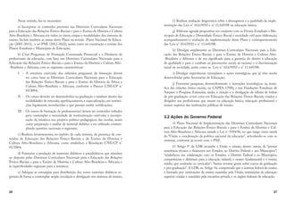 26
Nesse sentido, faz-se necessário:
a) Incorporar os conteúdos previstos nas Diretrizes Curriculares Nacionais
para a Educação das Relações Étnico-Raciais e para o Ensino de História e Cultura
Afro-Brasileira e Africana em todos os níveis, etapas e modalidades dos sistemas de
ensino. Incluir também as metas deste Plano na revisão Plano Nacional de Educa-
ção (2001-2011), e no PNE (2012-2022), assim como na construção e revisão dos
Planos Estaduais e Municipais de Educação;
b) Criar Programas de Formação Continuada Presencial e a Distância de
profissionais da educação, com base nas Diretrizes Curriculares Nacionais para a
Educação das Relações Étnico-Raciais e para o Ensino da História e Cultura Afro-
-Brasileira e Africana, com as seguintes características:
I - A estrutura curricular dos referidos programas de formação deverá
ter como base as Diretrizes Curriculares Nacionais para a Educação
das Relações Étnico-Raciais e para o Ensino de História da África e
Cultura Afro-Brasileira e Africana, conforme o Parecer CNE/CP n°
03/2004;
II - Os cursos deverão ser desenvolvidos na graduação e também dentro das
modalidades de extensão, aperfeiçoamento e especialização, em institui-
ções legalmente reconhecidas e que possam emitir certificações;
III - Os cursos de formação de professores(as) devem ter conteúdos voltados
para contemplar a necessidade de reestruturação curricular e incorpo-
ração da temática nos projetos político-pedagógicos das escolas, assim
como preparação e análise de material didático a ser utilizado contem-
plando questões nacionais e regionais;
c) Realizar levantamento, no âmbito de cada sistema, da presença de con-
teúdos de Educação das Relações Étnico-Raciais e do Ensino de História e
Cultura Afro-Brasileira e Africana, como estabelece a Resolução CNE/CP n°
01/2004;
d) Fomentar a produção de materiais didáticos e paradidáticos que atendam
ao disposto pelas Diretrizes Curriculares Nacionais para a Educação das Relações
Étnico-Raciais e para o Ensino de História e Cultura Afro-Brasileira e Africana e
às especificidades regionais para a temática;
e) Adequar as estratégias para distribuição dos novos materiais didáticos re-
gionais de forma a contemplar ampla circulação e divulgação nos sistemas de ensino;
27
f) Realizar avaliação diagnóstica sobre a abrangência e a qualidade da imple-
mentação das Leis n° 10.639/03 e n° 11.645/08 na educação básica;
g) Elaborar agenda propositiva em conjunto com os Fóruns Estaduais e Mu-
nicipais de Educação e Diversidade Étnico-Racial e sociedade civil para elaboração,
acompanhamento e avaliação da implementação desse Plano e consequentemente
das Leis n° 10.639/03 e n° 11.645/08;
h) Divulgar amplamente as Diretrizes Curriculares Nacionais para a Edu-
cação das Relações Étnico-Raciais e para o Ensino de História e Cultura Afro-
-Brasileira e Africana e de seu significado para a garantia do direito à educação
de qualidade e para o combate ao preconceito racial, ao racismo e à discriminação
racial na sociedade, assim como as Leis n° 10.639/03 e n° 11.645/08;
i) Divulgar experiências exemplares e ações estratégicas que já vêm sendo
desenvolvidas pelas Secretarias de Educação;
j) Fomentar pesquisas, desenvolvimento e inovações tecnológicas na temá-
tica das relações étnico-raciais, na CAPES, CNPq e nas Fundações Estaduais de
Amparo à Pesquisa. Estimular, ainda, a criação e a divulgação de editais de bolsas
de pós-graduação stricto sensu em Educação das Relações Étnico-Raciais criados e
dirigidos aos profissionais que atuam na educação básica, educação profissional e
ensino superior das instituições públicas de ensino.
3.2 Ações do Governo Federal
O Plano Nacional de Implementação das Diretrizes Curriculares Nacionais
para a Educação das Relações Étnico-Raciais e para o Ensino de História e Cul-
tura Afro-Brasileira e Africana atende a Lei n° 9394/96, no que tange como tarefa
da “União a coordenação da política nacional da educação”, articulando-se com os
sistemas, conforme já ocorre com o PNE.
O Artigo 9° da LDB incumbe à União a missão, dentre outras, de “prestar
assistência técnica e financeira aos Estados, ao Distrito Federal e aos Municípios”;
“estabelecer, em colaboração com os Estados, o Distrito Federal e os Municípios,
competências e diretrizes para a educação infantil, o ensino fundamental e o ensino
médio, que nortearão os currículos”; “baixar normas gerais sobre cursos de graduação
e pós-graduação”. A LDB, no Artigo 16, compreende que o sistema federal de ensino
é formado por: instituições de ensino mantidas pela União; instituições de educação
superior criadas e mantidas pela iniciativa privada e os órgãos federais de educação.
 