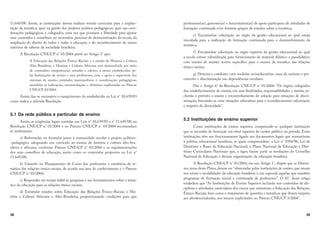 38
11.645/08. Assim, as instituições devem realizar revisão curricular para a implan-
tação da temática, quer na gestão dos projetos político-pedagógicos, quer nas coor-
denações pedagógicas e colegiados, uma vez que possuem a liberdade para ajustar
seus conteúdos e contribuir no necessário processo de democratização da escola, da
ampliação do direito de todos e todas à educação, e do reconhecimento de outras
matrizes de saberes da sociedade brasileira.
A Resolução CNE/CP n° 01/2004 prevê no Artigo 3° que:
A Educação das Relações Étnico-Raciais e o estudo de História e Cultura
Afro-Brasileira, e História e Cultura Africana será desenvolvida por meio
de conteúdos, competências, atitudes e valores, a serem estabelecidos pe-
las Instituições de ensino e seus professores, com o apoio e supervisão dos
sistemas de ensino, entidades mantenedoras e coordenações pedagógicas,
atendidas as indicações, recomendações e diretrizes explicitadas no Parecer
CNE/CP 03/2004.
Assim, faz-se necessário o cumprimento do estabelecido na Lei n° 10.639/03
como indica a referida Resolução.
5.1 Da rede pública e particular de ensino
Assim, as exigências legais contidas nas Leis n° 10.639/03 e n° 11.645/08, na
Resolução CNE/CP n° 01/2004 e no Parecer CNE/CP n° 03/2004 recomendam
às instituições:
a) Reformular ou formular junto à comunidade escolar o projeto político-
-pedagógico adequando seu currículo ao ensino de história e cultura afro-bra-
sileira e africana, conforme Parecer CNE/CP n° 03/2004 e as regulamentações
dos seus conselhos de educação, assim como os conteúdos propostos na Lei n°
11.645/08;
b) Garantir no Planejamento de Curso dos professores a existência da te-
mática das relações étnico-raciais, de acordo sua área de conhecimento e o Parecer
CNE/CP n° 03/2004;
c) Responder em tempo hábil às pesquisas e aos levantamentos sobre a temá-
tica da educação para as relações étnico-raciais;
d) Estimular estudos sobre Educação das Relações Étnico-Raciais e His-
tória e Cultura Africana e Afro-Brasileira, proporcionando condições para que
39
professores(as), gestores(as) e funcionários(as) de apoio participem de atividades de
formação continuada e/ou formem grupos de estudos sobre a temática;
e) Encaminhar solicitação ao órgão de gestão educacional ao qual esteja
vinculada para a realização de formação continuada para o desenvolvimento da
temática;
f) Encaminhar solicitação ao órgão superior da gestão educacional ao qual
a escola estiver subordinada, para fornecimento de material didático e paradidático
com intuito de manter acervo específico para o ensino da temática das relações
étnico-raciais;
g) Detectar e combater com medidas socioeducativas casos de racismo e pre-
conceito e discriminação nas dependências escolares.
Diz o Artigo 6° da Resolução CNE/CP n° 01/2004: “Os órgãos colegiados
dos estabelecimentos de ensino, em suas finalidades, responsabilidades e tarefas, in-
cluirão o previsto o exame e encaminhamento de solução para situações de discri-
minação, buscando-se criar situações educativas para o reconhecimento, valorização
e respeito da diversidade”.
5.2 Instituições de ensino superior
Como instituições de ensino superior, compreende-se qualquer instituição
que se incumba de formação em nível superior de caráter público ou privado. Essas
instituições têm seu funcionamento ligado aos documentos legais que normatizam
a política educacional brasileira, os quais compreendem: a Lei n° 9394/96, Lei de
Diretrizes e Bases da Educação Nacional; o Plano Nacional de Educação e Dire-
trizes Curriculares Nacionais que, a rigor, fazem parte as resoluções do Conselho
Nacional de Educação e demais organizações da educação brasileira.
A Resolução CNE/CP n° 01/2004, em seu Artigo 1°, dispõe que as Diretri-
zes, tema deste Plano, devem ser “observadas pelas instituições de ensino, que atuam
nos níveis e modalidades da educação brasileira e, em especial, aquelas que mantêm
programas de formação inicial e continuada de professores”. O §1° desse artigo
estabelece que “As Instituições de Ensino Superior incluirão nos conteúdos de dis-
ciplinas e atividades curriculares dos cursos que ministram a Educação das Relações
Étnico-Raciais, bem como o tratamento de questões e temáticas que dizem respeito
aos afrodescendentes, nos termos explicitados no Parecer CNE/CP 3/2004”.
 