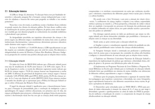 48
7.1 Educação básica
A LDB, no Artigo 22, determina: “A educação básica tem por finalidades de-
senvolver o educando, assegurar-lhe a formação comum indispensável para o exer-
cício da cidadania e fornecer-lhe meios para progredir no trabalho e em estudos
posteriores”.
Nessa fase o risco de evasão, os problemas sociais e familiares ficam evidentes
na grande maioria dos clientes da educação pública. No bojo desses conflitos estão
as manifestações de racismo, preconceitos religiosos, de gênero, entre outros desper-
tos à medida que o(a) aluno(a) progride no conhecimento da sociedade multiétnica
e pluricultural a que pertence.
As desigualdades percebidas nas trajetórias educacionais das crianças e dos
jovens negros nas diferentes etapas e modalidades de ensino, bem como as práticas
institucionais discriminatórias e preconceituosas determinam percursos educativos
muito distintos entre negros e brancos.
As Leis n° 10.639/03 e n° 11.645/08 alteram a LDB especificamente no que
diz respeito aos conteúdos obrigatórios para este nível de ensino. Ela determina a
obrigatoriedade do ensino de História e Cultura Afro-Brasileira, Africana e Indíge-
na na perspectiva de construir uma positiva educação para as relações étnico-raciais.
7.1.1 Educação Infantil
Os dados do Censo do IBGE/2010 indicam que a Educação infantil possui
uma taxa de atendimento de 10,3% entre brancos e de 8,9% entre negros. As ta-
xas de frequência à creche e à escola dos diferentes segmentos raciais indicam que
84,5% de crianças negras e 79,3% de crianças brancas não frequentavam a creche
em 2008. A diferença do percentual de frequência entre crianças negras e brancas
é reduzido: 5,2% (PNAD, 2008, apud IPEA, 2010), porém, 84,5% das crianças ne-
gras de 0 a 3 anos não dispõem de creche (BENTO, 2012). Esses números revelam
o tamanho dos desafios que se apresentam para a Política de Educação Infantil no
que se refere à Educação das Relações Étnico-Raciais.
O papel da educação infantil é significativo para o desenvolvimento huma-
no, para a formação da personalidade, para a construção da inteligência e para a
aprendizagem. Os espaços coletivos educacionais, nos primeiros anos de vida, são
espaços privilegiados para promover a eliminação de qualquer forma de preconceito,
racismo e discriminação racial. Isso faz com que as crianças, desde muito pequenas,
49
compreendam e se envolvam conscientemente em ações que conheçam, reconhe-
çam e valorizem a importância dos diferentes grupos étnico-raciais para a história
e a cultura brasileira.
De acordo com o livro Orientações e ações para a educação das relações étnico-
-raciais, “o acolhimento da criança implica o respeito à sua cultura, corporeidade,
estética e presença no mundo [...]. Nessa perspectiva, a dimensão do cuidar e educar
deve ser ampliada e incorporada nos processos de formação dos profissionais para
os cuidados embasados em valores éticos, nos quais atitudes racistas e preconceitu-
osas não podem ser admitidas”.
Um destaque especial precisa ser dado aos professores que atuam na edu-
cação infantil, pois devem desenvolver atividades que possibilitem e favoreçam as
relações entre as crianças na sua diversidade.
Sendo assim, as ações centrais para a educação infantil são:
a) Ampliar o acesso e o atendimento seguindo critérios de qualidade em edu-
cação infantil, possibilitando maior inclusão das crianças afrodescendentes;
b) Assegurar formação inicial e continuada aos professores e profissionais
desse nível de ensino para a incorporação dos conteúdos da cultura afro-brasileira
e indígena e o desenvolvimento de uma educação para as relações étnico-raciais;
c) Explicitar nas Diretrizes Curriculares Nacionais de Educação Infantil a
importância da implementação de práticas que valorizem a diversidade étnica, reli-
giosa, de gênero e de pessoas com deficiências pelas redes de ensino;
d) Implementar nos Programas Nacionais do Livro Didático e Programa Na-
cional Biblioteca na Escola ações voltadas para as instituições de educação infantil,
incluindo livros que possibilitem aos sistemas de ensino trabalhar com referenciais
de diferentes culturas, especialmente a negra e a indígena;
e) Efetuar ações de pesquisa, desenvolvimento e aquisição de materiais didá-
tico-pedagógicos que respeitem e promovam a diversidade, tais como: brinquedos,
jogos, especialmente bonecas/os com diferentes características étnico-raciais, de gê-
nero e portadoras de deficiência;
f) Desenvolver ações articuladas junto ao INEP, IBGE e IPEA para pro-
dução de dados relacionados à situação da criança de 0 a 5 anos no que tange à
diversidade e garantir o aperfeiçoamento na coleta de dados do INEP, na perspec-
tiva de melhorar a visualização do cenário e a compreensão da situação da criança
afrodescendente na educação infantil;
 
