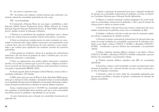 60
VI - dos acervos e repertórios orais;
VII - dos festejos, usos, tradições e demais elementos que conformam o pa-
trimônio cultural das comunidades quilombolas de todo o país;
VIII - da territorialidade.
b) Compreende a Educação Básica em suas etapas e modalidades, a saber:
Educação Infantil, Ensino Fundamental, Ensino Médio, Educação do Campo,
Educação Especial, Educação Profissional Técnica de Nível Médio, Educação de
Jovens e Adultos, inclusive na Educação a Distância;
c) Destina-se ao atendimento das populações quilombolas rurais e urbanas
em suas mais variadas formas de produção cultural, social, política e econômica;
d) Deve ser ofertada por estabelecimentos de ensino localizados em comu-
nidades reconhecidas pelos órgãos públicos responsáveis como quilombolas, rurais
e urbanas, bem como por estabelecimentos de ensino próximos a essas comuni-
dades e que recebem parte significativa dos estudantes oriundos dos territórios
quilombolas;
e) Deve garantir aos estudantes o direito de se apropriar dos conhecimentos
tradicionais e das suas formas de produção de modo a contribuir para o seu reco-
nhecimento, valorização e continuidade;
f) Deve ser implementada como política pública educacional e estabelecer
interface com a política já existente para os povos do campo e indígenas, reconheci-
dos os seus pontos de intersecção política, histórica, social, educacional e econômica,
sem perder a especificidade (BRASIL, 2012).
No Brasil, segundo dados da Fundação Cultural Palmares, existem 2.024 co-
munidades certificadas e 207 tituladas.
O MEC possui ações, por meio do Plano de Ações Articuladas (PAR), para ga-
rantir que os sistemas de ensino (estaduais e municipais) incluam as escolas localizadas
em Comunidades Remanescentes de Quilombos nas demandas relacionadas à infraes-
trutura, formação de professores/as e aquisição de materiais didáticos específicos.
Assim, a implementação da Lei n° 10.639/03 nas comunidades quilombolas
deve considerar as especificidades desses territórios, para que as ações recomendadas
neste Plano possam ter qualidade e especificidade na sua execução.
As ações fundamentais para a educação em comunidades remanescentes de
quilombos são:
61
a) Apoiar a capacitação de gestores(as) locais para o adequado atendimento
da educação nas comunidades remanescentes de quilombos, com base nas Diretri-
zes Curriculares Nacionais para a Educação Escolar Quilombola;
b) Mapear as condições estruturais e práticas pedagógicas das escolas locali-
zadas em comunidades remanescentes de quilombos e sobre o grau de inserção das
crianças, jovens e adultos no sistema escolar;
c) Garantir direito à educação básica para crianças e adolescentes das comu-
nidades remanescentes de quilombos, assim como as modalidades de EJA;
d) Ampliar e melhorar a rede física escolar por meio de construção, amplia-
ção, reforma e equipamento de unidades escolares;
e) Promover formação continuada de professores(as) da educação básica que
atuam em escolas localizadas em comunidades remanescentes de quilombos, aten-
dendo ao que dispõe o Parecer CNE/CP n° 03/2004 e a Resolução CNE/CP n°
01/2004, considerando o processo histórico das comunidades e seu patrimônio
cultural;
f) Editar e distribuir materiais didáticos conforme o que dispõe o Parecer
CNE/CP n° 03/2004 e a Resolução CNE/CP nº 01/2004, considerando o processo
histórico das comunidades e seu patrimônio cultural;
g) Produzir materiais didáticos específicos para EJA em comunidades
quilombolas;
h) Incentivar a relação escola/comunidade no intuito de proporcionar maior
interação da população com a educação, fazendo com que o espaço escolar passe a
ser fator de integração comunitária;
i) Aumentar a oferta de ensino médio das comunidades quilombolas para
que possamos possibilitar a formação de gestores e profissionais da educação das
próprias comunidades.
 