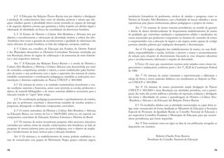 78
§ 1° A Educação das Relações Étnico-Raciais tem por objetivo a divulgação
e produção de conhecimentos, bem como de atitudes, posturas e valores que edu-
quem cidadãos quanto à pluralidade étnico-racial, tornando-os capazes de interagir
e de negociar objetivos comuns que garantam, a todos, respeito aos direitos legais e
valorização de identidade, na busca da consolidação da democracia brasileira.
§ 2° O Ensino de História e Cultura Afro-Brasileira e Africana tem por
objetivo o reconhecimento e valorização da identidade, história e cultura dos afro-
-brasileiros, bem como a garantia de reconhecimento e igualdade de valorização das
raízes africanas da nação brasileira, ao lado das indígenas, europeias, asiáticas.
§ 3° Caberá aos conselhos de Educação dos Estados, do Distrito Federal
e dos Municípios desenvolver as Diretrizes Curriculares Nacionais instituídas por
esta Resolução, dentro do regime de colaboração e da autonomia de entes federati-
vos e seus respectivos sistemas.
Art. 3° A Educação das Relações Étnico-Raciais e o estudo de História e
Cultura Afro-Brasileira, e História e Cultura Africana será desenvolvida por meio
de conteúdos, competências, atitudes e valores, a serem estabelecidos pelas Institui-
ções de ensino e seus professores, com o apoio e supervisão dos sistemas de ensino,
entidades mantenedoras e coordenações pedagógicas, atendidas as indicações, reco-
mendações e diretrizes explicitadas no Parecer CNE/CP n° 003/2004.
§ 1° Os sistemas de ensino e as entidades mantenedoras incentivarão e cria-
rão condições materiais e financeiras, assim como proverão as escolas, professores e
alunos, de material bibliográfico e de outros materiais didáticos necessários para a
educação tratada no “caput” deste artigo.
§ 2° As coordenações pedagógicas promoverão o aprofundamento de estudos,
para que os professores concebam e desenvolvam unidades de estudos, projetos e
programas, abrangendo os diferentes componentes curriculares.
§ 3° O ensino sistemático de História e Cultura Afro-Brasileira e Africana
na Educação Básica, nos termos da Lei n° 10639/2003, refere-se, em especial, aos
componentes curriculares de Educação Artística, Literatura e História do Brasil.
§ 4° Os sistemas de ensino incentivarão pesquisas sobre processos educativos
orientados por valores, visões de mundo, conhecimentos afro-brasileiros, ao lado de
pesquisas de mesma natureza junto aos povos indígenas, com o objetivo de amplia-
ção e fortalecimento de bases teóricas para a educação brasileira.
Art. 4° Os sistemas e os estabelecimentos de ensino poderão estabelecer ca-
nais de comunicação com grupos do Movimento Negro, grupos culturais negros,
79
instituições formadoras de professores, núcleos de estudos e pesquisas, como os
Núcleos de Estudos Afro-Brasileiros, com a finalidade de buscar subsídios e trocar
experiências para planos institucionais, planos pedagógicos e projetos de ensino.
Art. 5° Os sistemas de ensino tomarão providências no sentido de garantir
o direito de alunos afrodescendentes de frequentarem estabelecimentos de ensino
de qualidade, que contenham instalações e equipamentos sólidos e atualizados, em
cursos ministrados por professores competentes no domínio de conteúdos de ensino
e comprometidos com a educação de negros e não negros, sendo capazes de corrigir
posturas, atitudes, palavras que impliquem desrespeito e discriminação.
Art. 6° Os órgãos colegiados dos estabelecimentos de ensino, em suas finali-
dades, responsabilidades e tarefas, incluirão o previsto o exame e encaminhamento
de solução para situações de discriminação, buscando-se criar situações educativas
para o reconhecimento, valorização e respeito da diversidade.
§ Único: Os casos que caracterizem racismo serão tratados como crimes im-
prescritíveis e inafiançáveis, conforme prevê o Art. 5°, XLII da Constituição Federal
de 1988.
Art. 7° Os sistemas de ensino orientarão e supervisionarão a elaboração e
edição de livros e outros materiais didáticos, em atendimento ao disposto no Pare-
cer CNE/CP n° 003/2004.
Art. 8° Os sistemas de ensino promoverão ampla divulgação do Parecer
CNE/CP n° 003/2004 e dessa Resolução, em atividades periódicas, com a partici-
pação das redes das escolas públicas e privadas, de exposição, avaliação e divulgação
dos êxitos e dificuldades do ensino e aprendizagens de História e Cultura Afro-
-Brasileira e Africana e da Educação das Relações Étnico-Raciais.
§ 1° Os resultados obtidos com as atividades mencionadas no caput deste ar-
tigo serão comunicados de forma detalhada ao Ministério da Educação, à Secretaria
Especial de Promoção da Igualdade Racial, ao Conselho Nacional de Educação e
aos respectivos Conselhos Estaduais e Municipais de Educação, para que encami-
nhem providências, que forem requeridas.
Art. 9° Esta resolução entra em vigor na data de sua publicação, revogadas as
disposições em contrário.
Roberto Cláudio Frota Bezerra
Presidente do Conselho Nacional de Educação
 