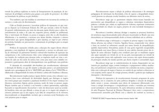 84
virtude das políticas explícitas ou tácitas de branqueamento da população, de ma-
nutenção de privilégios exclusivos para grupos com poder de governar e de influir
na formulação de políticas, na pós-abolição.
Visa também a que tais medidas se concretizem em iniciativas de combate ao
racismo e a toda sorte de discriminações.
Cabe ao Estado promover e incentivar políticas de reparações, no que cum-
pre ao disposto na Constituição Federal, Art. 205, que assinala o dever do Estado
de garantir indistintamente, por meio da educação, iguais direitos para o pleno de-
senvolvimento de todos e de cada um, enquanto pessoa, cidadão ou profissional.
Sem a intervenção do Estado, os postos à margem, entre eles os afro-brasileiros,
dificilmente, e as estatísticas o mostram sem deixar dúvidas, romperão o sistema
meritocrático que agrava desigualdades e gera injustiça, ao reger-se por critérios
de exclusão, fundados em preconceitos e manutenção de privilégios para os sempre
privilegiados.
Políticas de reparações voltadas para a educação dos negros devem oferecer
garantias a essa população de ingresso, permanência e sucesso na educação esco-
lar, de valorização do patrimônio histórico-cultural afro-brasileiro, de aquisição das
competências e dos conhecimentos tidos como indispensáveis para continuidade
nos estudos, de condições para alcançar todos os requisitos tendo em vista a con-
clusão de cada um dos níveis de ensino, bem como para atuar como cidadãos res-
ponsáveis e participantes, além de desempenharem com qualificação uma profissão.
A demanda da comunidade afro-brasileira por reconhecimento, valorização
e afirmação de direitos, no que diz respeito à educação, passou a ser particularmente
apoiada com a promulgação da Lei n° 10639/2003, que alterou a Lei n° 9394/1996, es-
tabelecendo a obrigatoriedade do ensino de história e cultura afro-brasileiras e africanas.
Reconhecimento implica justiça e iguais direitos sociais, civis, culturais e eco-
nômicos, bem como valorização da diversidade daquilo que distingue os negros
dos outros grupos que compõem a população brasileira. E isto requer mudança nos
discursos, raciocínios, lógicas, gestos, posturas, modo de tratar as pessoas negras.
Requer também que se conheça a sua história e cultura apresentadas, explicadas,
buscando-se especificamente desconstruir o mito da democracia racial na socieda-
de brasileira; mito este que difunde a crença de que, se os negros não atingem os
mesmos patamares que os não negros, é por falta de competência ou de interesse,
desconsiderando as desigualdades seculares que a estrutura social hierárquica cria
com prejuízos para os negros.
85
Reconhecimento requer a adoção de políticas educacionais e de estratégias
pedagógicas de valorização da diversidade, a fim de superar a desigualdade étnico-
-racial presente na educação escolar brasileira, nos diferentes níveis de ensino.
Reconhecer exige que se questionem relações étnico-raciais baseadas em
preconceitos que desqualificam os negros e salientam estereótipos depreciativos,
palavras e atitudes que, velada ou explicitamente violentas, expressam sentimentos
de superioridade em relação aos negros, próprios de uma sociedade hierárquica e
desigual.
Reconhecer é também valorizar, divulgar e respeitar os processos históricos
de resistência negra desencadeados pelos africanos escravizados no Brasil e por seus
descendentes na contemporaneidade, desde as formas individuais até as coletivas.
Reconhecer exige a valorização e o respeito às pessoas negras, à sua descen-
dência africana, sua cultura e história. Significa buscar, compreender seus valores
e lutas, ser sensível ao sofrimento causado por tantas formas de desqualificação:
apelidos depreciativos, brincadeiras, piadas de mau gosto sugerindo incapacidade,
ridicularizando seus traços físicos, a textura de seus cabelos, fazendo pouco das re-
ligiões de raízes africanas. Implica criar condições para que os estudantes negros
não sejam rejeitados em virtude da cor da sua pele, menosprezados em virtude de
seus antepassados terem sido explorados como escravos, não sejam desencorajados
de prosseguir estudos, de estudar questões que dizem respeito à comunidade negra.
Reconhecer exige que os estabelecimentos de ensino, frequentados em sua
maioria por população negra, contêm instalações e equipamentos sólidos, atualiza-
dos, com professores competentes no domínio dos conteúdos de ensino, comprome-
tidos com a educação de negros e brancos, no sentido de que venham a relacionar-se
com respeito, sendo capazes de corrigir posturas, atitudes e palavras que impliquem
desrespeito e discriminação.
Políticas de reparações e de reconhecimento formarão programas de ações
afirmativas, isto é, conjuntos de ações políticas dirigidas à correção de desigual-
dades raciais e sociais, orientadas para oferta de tratamento diferenciado com
vistas a corrigir desvantagens e marginalização criadas e mantidas por estrutura
social excludente e discriminatória. As ações afirmativas atendem ao determina-
do pelo Programa Nacional de Direitos Humanos4
, bem como a compromissos
internacionais assumidos pelo Brasil, com o objetivo de combate ao racismo e
4 Ministério da Justiça. Programa Nacional de Direitos Humanos. Brasília, 1996
 