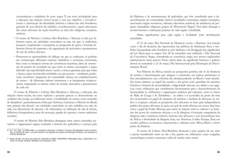 94
circunstâncias e realidades do povo negro. É um meio privilegiado para
a educação das relações étnico-raciais e tem por objetivos o reconheci-
mento e valorização da identidade, história e cultura dos afro-brasileiros,
garantia de seus direitos de cidadãos, reconhecimento e igual valorização
das raízes africanas da nação brasileira, ao lado das indígenas, europeias,
asiáticas.
R5  (-#()  #-.ĉ,#  /./,  ,)7,-##,   ,#( - ,á *), #-
ferentes meios, em atividades curriculares ou não, em que: se explicitem,
busquem compreender e interpretar, na perspectiva de quem o formule, di-
ferentes formas de expressão e de organização de raciocínios e pensamentos
de raiz da cultura africana;
R5 ,)')0'7- )*),./(#-  #á)!) ' +/ - )(é'6 - *)('
em comunicação diferentes sistemas simbólicos e estruturas conceituais,
bem como se busquem formas de convivência respeitosa, além da constru-
ção de projeto de sociedade em que todos se sintam encorajados a expor,
defender sua especificidade étnico-racial e a buscar garantias para que todos
o façam; sejam incentivadas atividades em que pessoas – estudantes, profes-
sores, servidores, integrantes da comunidade externa aos estabelecimentos
de ensino – de diferentes culturas interatuem e se interpretem reciproca-
mente, respeitando os valores, visões de mundo, raciocínios e pensamentos
de cada um.
O ensino de História e Cultura Afro-Brasileira e Africana, a educação das
relações étnico-raciais, tal como explicita o presente parecer, se desenvolverão no
cotidiano das escolas, nos diferentes níveis e modalidades de ensino, como conteúdo
de disciplinas6
, particularmente, Educação Artística, Literatura e História do Brasil,
sem prejuízo das demais7
, em atividades curriculares ou não, trabalhos em salas de
aula, nos laboratórios de ciências e de informática, na utilização de sala de leitura,
biblioteca, brinquedoteca, áreas de recreação, quadra de esportes e outros ambientes
escolares.
O ensino de História Afro-Brasileira abrangerá, entre outros conteúdos, ini-
ciativas e organizações negras, incluindo a história dos quilombos, a começar pelo
6 § 2°, Art. 26A, Lei 9394/1996: os conteúdos referentes à História e Cultura Afro-Brasileira serão ministra-
dos no âmbito de todo o currículo escolar, em especial nas áreas de Educação Artística e de Literatura e
História Brasileiras.
7 Neste sentido, ver obra que pode ser solicitada ao MEC: MUNANGA, Kabengele (Org.). Superando o ra-
cismo na escola. Brasília, Ministério da Educação, 2001.
95
de Palmares, e de remanescentes de quilombos, que têm contribuído para o de-
senvolvimento de comunidades, bairros, localidades, municípios, regiões (exemplos:
associações negras recreativas, culturais, educativas, artísticas, de assistência, de pes-
quisa, irmandades religiosas, grupos do Movimento Negro). Será dado destaque a
acontecimentos e realizações próprias de cada região e localidade.
Datas significativas para cada região e localidade serão devidamente
assinaladas.
O 13 de maio, Dia Nacional de Denúncia contra o Racismo, será tratado
como o dia de denúncia das repercussões das políticas de eliminação física e sim-
bólica da população afro-brasileira na pós-abolição, e de divulgação dos significados
da Lei Áurea para os negros. Em 20 de novembro será celebrado o Dia Nacional
da Consciência Negra, entendendo-se consciência negra nos termos explicitados
anteriormente neste parecer. Entre outras datas de significado histórico e político
deverá ser assinalado o 21 de março, Dia Internacional pela Eliminação da Discri-
minação Racial.
Em História da África, tratada em perspectiva positiva, não só de denúncia
da miséria e discriminações que atingem o continente, nos tópicos pertinentes se
fará articuladamente com a história dos afrodescendentes no Brasil e serão aborda-
dos temas relativos: ao papel dos anciãos e dos griots como guardiães da memória
histórica; à história da ancestralidade e religiosidade africana; aos núbios e aos egíp-
cios, como civilizações que contribuíram decisivamente para o desenvolvimento da
humanidade; às civilizações e organizações políticas pré-coloniais, como os reinos
do Mali, do Congo e do Zimbabwe; - ao tráfico e à escravidão do ponto de vista
dos escravizados; ao papel de europeus, de asiáticos e também de africanos no trá-
fico; à ocupação colonial na perspectiva dos africanos; às lutas pela independência
política dos países africanos; às ações em prol da união africana em nossos dias, bem
como o papel da União Africana, para tanto; às relações entre as culturas e as histó-
rias dos povos do continente africano e os da diáspora; à formação compulsória da
diáspora, vida e existência cultural e histórica dos africanos e seus descendentes fora
da África; à diversidade da diáspora, hoje, nas Américas, Caribe, Europa, Ásia; aos
acordos políticos, econômicos, educacionais e culturais entre África, Brasil e outros
países da diáspora.
O ensino de Cultura Afro-Brasileira destacará o jeito próprio de ser, viver
e pensar manifestado tanto no dia a dia, quanto em celebrações como congadas,
moçambiques, ensaios, maracatus, rodas de samba, entre outras.
 