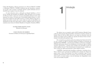 8
Cultura Afro-Brasileira e Africana, juntamente com o Parecer CNE/CP n° 03/2004
e a Resolução CNE/CP n° 01/2004, contribuam para que educadoras e educado-
res de todo o país se tornem os principais agentes na plena efetivação da Lei n°
10.639/03, que completa 10 anos de existência.
As ações afirmativas estão se efetivando na educação brasileira e a Lei n°
12.711, assinada pela presidenta da República, Dilma Rousseff, em 29 de agosto
de 2012, que institui o sistema de cotas para universidades federais de todo o país,
representa este avanço. A lei prevê que as universidades públicas federais e os insti-
tutos técnicos federais de nível médio reservem, no mínimo, 50% das vagas para es-
tudantes que tenham cursado todo o ensino médio em escolas da rede pública, com
distribuição das vagas entre negros (pretos e pardos) e indígenas, tendo como base as
estatísticas mais recentes do Instituto Brasileiro de Geografia e Estatística (IBGE).
ALOIZIO MERCADANTE OLIVA
Ministério da Educação
LUIZA HELENA DE BAIRROS
Secretaria de Políticas de Promoção da Igualdade Racial
Nos últimos anos, em especial, a partir da III Conferência Mundial Contra
o Racismo, Discriminação Racial, Xenofobia e Intolerância Correlata, realizada em
Durban, África do Sul, em 2001, observa-se um avanço nas discussões acerca da
dinâmica das relações raciais no Brasil, em especial, das diversas formas de discri-
minação vivenciadas pela população negra.
Em consequência, na primeira gestão do presidente Luiz Inácio Lula da Sil-
va, com a criação, em 2003, da Secretaria Especial de Políticas de Promoção da
Igualdade Racial (SEPPIR) – atual Secretaria de Políticas de Promoção da Igualda-
de Racial, representante histórica da reivindicação do movimento negro em âmbito
nacional e internacional – a questão racial é incluída como prioridade na pauta de
políticas públicas do país. É uma demonstração do tratamento que a temática pas-
saria a receber dos órgãos governamentais a partir daquele momento.
A SEPPIR é responsável pela formulação, coordenação e articulação de po-
líticas e diretrizes para a promoção da igualdade racial e proteção dos direitos dos
grupos raciais e étnicos discriminados, com ênfase na população negra. No pla-
nejamento governamental, à pauta da inclusão social, foi incorporada a dimensão
étnico-racial e, ao mesmo tempo, a meta da diminuição das desigualdades raciais
como um dos desafios de gestão.
Introdução
1
 