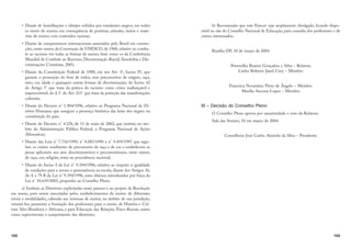 102
R5 #(.  /'#éċ-  /.,$- -) ,#)- *), -./(.- (!,)-6 ' .))-
os níveis de ensino, em consequência de posturas, atitudes, textos e mate-
riais de ensino com conteúdos racistas;
R5 #(.  )'*,)'#--)- #(.,(#)(#- --/'#)- *) ,-# ' )(0(-
ções, entre outros da Convenção da UNESCO, de 1960, relativo ao comba-
te ao racismo em todas as formas de ensino, bem como os da Conferência
Mundial de Combate ao Racismo, Discriminação Racial, Xenofobia e Dis-
criminações Correlatas, 2001;
R5 #(.  )(-.#./#éã) ,  gonn6 ' -/ ,.8 i̍6 (#-) 6 +/
garante a promoção do bem de todos, sem preconceitos de origem, raça,
sexo, cor, idade e quaisquer outras formas de discriminação; do Inciso 42
do Artigo 5° que trata da prática do racismo como crime inafiançável e
imprescritível; do § 1° do Art. 215° que trata da proteção das manifestações
culturais;
R5 #(. ) ,.) (‡ g8ofjIgool6 ,.#0) ) ,)!,' #)(  #-
reitos Humanas que assegura a presença histórica das lutas dos negros na
constituição do país;
R5 #(. ) ,.) (‡ j8hhn6  gi  '#)  hffh6 +/ #(-.#./#6 () â'-
bito da Administração Pública Federal, o Programa Nacional de Ações
Afirmativas;
R5 #(. - #- (‡ m8mglIgooo6 (‡ n8fngIgoof  (‡ o8jkoIgoom +/ ,!/-
lam os crimes resultantes de preconceito de raça e de cor e estabelecem as
penas aplicáveis aos atos discriminatórios e preconceituosos, entre outros,
de raça, cor, religião, etnia ou procedência nacional;
R5 #(. ) (#-)  # (‡ o8iojIgool6 ,.#0) ) ,-*#.) à #!/
de condições para o acesso e permanência na escola; diante dos Artigos 26,
26 A e 79 B da Lei n° 9.394/1996, estes últimos introduzidos por força da
Lei n° 10.639/2003, proponho ao Conselho Pleno:
a) Instituir as Diretrizes explicitadas neste parecer e no projeto de Resolução
em anexo, para serem executadas pelos estabelecimentos de ensino de diferentes
níveis e modalidades, cabendo aos sistemas de ensino, no âmbito de sua jurisdição,
orientá-los, promover a formação dos professores para o ensino de História e Cul-
tura Afro-Brasileira e Africana, e para Educação das Relações Ético-Raciais, assim
como supervisionar o cumprimento das diretrizes;
103
b) Recomendar que este Parecer seja amplamente divulgado, ficando dispo-
nível no site do Conselho Nacional de Educação, para consulta dos professores e de
outros interessados.
Brasília-DF, 10 de março de 2004.
Petronilha Beatriz Gonçalves e Silva – Relatora
Carlos Roberto Jamil Cury – Membro
Francisca Novantino Pinto de Ângelo – Membro
Marília Ancona-Lopez – Membro
III – Decisão do Conselho Pleno
O Conselho Pleno aprova por unanimidade o voto da Relatora.
Sala das Sessões, 10 em março de 2004.
Conselheiro José Carlos Almeida da Silva – Presidente
 