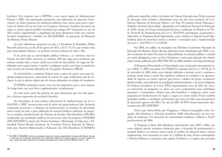 12
brasileira1
. Em conjunto com a SEPPIR, e com outros órgãos da Administração
Federal, o MEC tem participado ativamente, com elaboração de pareceres, forne-
cimento de dados, presença em audiências públicas, entre outras ações para a apro-
vação do Projeto da Lei de Cotas, no Congresso Nacional. A política de reserva de
vagas no ensino superior público brasileiro, que atingiu 107 instituições no ano de
2011, revela a legitimidade e a legalidade das ações afirmativas. Todo esse contexto
favorável impulsionou o trabalho da SECADI/MEC na promoção da Educação
das Relações Étnico-Raciais.
As ações afirmativas avançaram no país e a Presidenta da República, Dilma
Rousseff, sancionou, no dia 29 de agosto de 2012, a lei n° 12.711, que institui cotas
para universidades federais e os institutos técnicos federais de todo o País.
A lei prevê que as universidades públicas federais e os institutos técnicos
federais de nível médio reservem, no mínimo, 50% das vagas para estudantes que
tenham cursado todo o ensino médio em escolas da rede pública. As vagas são dis-
tribuídas entre negros (pretos e pardos) e indígenas, tendo como base as estatísticas
mais recentes do Instituto Brasileiro de Geografia e Estatística (IBGE).
As universidades e institutos federais terão o prazo de quatro anos para im-
plantar progressivamente o percentual de reserva de vagas estabelecido pela lei, in-
clusive as que já adotam algum tipo de sistema afirmativo na seleção de estudantes.
O ENEM continuará a servir como um dos parâmetros para o novo sistema.
Ao longo deste ano, será feita a regulamentação complementar.
As cotas fazem parte das políticas de ações afirmativas, que têm sido aplica-
das a diversos segmentos da sociedade brasileira.
Na formulação de uma política educacional de implementação da Lei n°
10.639/03, o MEC executou uma série de ações das quais podemos citar: formação
continuada presencial e a distância de professores(as) na temática da diversidade
étnico-racial em todo o país; publicação de material didático; realização de pesqui-
sas na temática; fortalecimento dos Núcleos de Estudos Afro-Brasileiros (NEABs),
constituídos nas instituições públicas de ensino por meio do programa UNIAFRO
(SECADI/SESU); criação dos Fóruns Estaduais e Municipais de Educação e Di-
versidade Étnico-Racial; instituição da Comissão Técnica Nacional de Diversi-
dade para Assuntos Relacionados à Educação dos Afro-Brasileiros (CADARA);
                      !   
e informais, de estudantes negros(as) nas instituições públicas de ensino superior em quatro regiões do
país, posteriormente publicados na Coleção Educação para Todos (LOPES; BRAGA, 2007, v. 30).
13
publicações específicas sobre a lei dentro da Coleção Educação para Todos; inserção
da discussão sobre inclusão e diversidade como um dos eixos temáticos da Con-
ferência Nacional da Educação Básica e do Eixo VI (Justiça Social, Educação e
Trabalho: Inclusão, Diversidade e Igualdade) na Conferência Nacional de Educação
de 2010; criação do Grupo Interministerial para a realização da Proposta do Pla-
no Nacional de Implementação da Lei n° 10.639/03; participação orçamentária e
elaborativa no Programa Brasil Quilombola, como também na Agenda Social Qui-
lombola; além de assistência técnica a estados e municípios para a implementação
das Leis n° 10.639/03 e n° 11.645/08.
Em 2005, um milhão de exemplares das Diretrizes Curriculares Nacionais da
Educação das Relações Étnico-Raciais publicadas foram distribuídas pelo MEC a to-
dos os sistemas de ensino. Seu texto foi disponibilizado em domínio público e inserido
em outras divulgações, como no livro Orientações e ações para educação das relações
étnico-raciais,publicado pelo MEC/SECAD em 2006,também com larga distribuição.
O Programa Diversidade na Universidade, uma cooperação internacional en-
tre o MEC e o BID com gestão da UNESCO, instituído pela Lei n° 10.558, de 13
de novembro de 2002, tinha como objetivo defender a inclusão social e combater a
exclusão social, étnica e racial. Isso significou melhorar as condições e as oportuni-
dades de ingresso no ensino superior para jovens e adultos de grupos socialmente
desfavorecidos, especialmente de populações afrodescendentes e de povos indígenas.
Os Projetos Inovadores de Curso (PICs) representaram cerca de 65% dos recur-
sos financeiros do programa, no apoio aos cursos preparatórios para vestibulares
populares e comunitários voltados para afro-brasileiros e indígenas, assim como
programas de fortalecimento de negros e negras no ensino médio. Foram também
garantidos auxílios a estudantes universitários por meio de bolsas para permanência
de alunos(as) egressos dos PICs. No ano de 2007, 36 PICS foram financiados dire-
tamente pela SECADI/MEC.
Outra ação desenvolvida pelo Programa, a Oficina Cartográfica sobre Ge-
ografia Afro-Brasileira e Africana, beneficiou 4.000 educadores(as), em sete uni-
dades da federação, 214 alunos(as) de universidades estaduais e federais e 10.647
professores(as) até 2006.
O Programa Cultura Afro-Brasileira, desenvolvido entre 2005 e 2006, teve
como objetivo prestar assistência financeira para a formação de professores(as) e
material didático na temática étnico-racial no âmbito da educação básica (ensino
fundamental), com orçamento no valor de 3 milhões de reais. Foram contemplados
o Distrito Federal, os municípios das capitais brasileiras e as regiões que possuíam
 