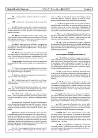Diário Oficial do Município Página 38Nº 4.147 - Terça-feira - 26/06/2007
VII – proteção de áreas de interesse histórico, cultural ou
paisagístico;
VIII – ordenamento e direcionamento da expansão urba-
na.
Art. 139. Os imóveis colocados à venda nas áreas de inci-
dência do direito de preempção deverão ser necessariamente ofe-
recidos ao Município, que terá preferência para a aquisição pelo
prazodecincoanos.
Art. 140. Lei municipal, baseada no Plano Diretor, deli-
mitaráasáreasemqueincidiráodireitodepreempçãoefixarápra-
zo de vigência, não superior a 5 (cinco) anos, renovável a partir de
umanoapósodecursodoprazoinicialdevigência.
Art. 141. O Município deverá notificar o proprietário do
imóvel localizado em área delimitada para o exercício do direito
de preempção, dentro do prazo de 30(trinta) dias a partir da vigên-
ciadaleiqueadelimitou.
Art. 142. No caso de existência de terceiros interessados
na compra do imóvel nas condições mencionadas no caput deste
artigo, o proprietário deverá comunicar imediatamente, ao órgão
competente,suaintençãodealienaronerosamenteoimóvel.
Parágrafoúnico.Adeclaraçãodeintençãodealienarone-
rosamente o imóvel deve ser apresentada com os seguintes docu-
mentos:
I - Proposta de compra apresentada pelo terceiro interes-
sado na aquisição do imóvel, na qual deverá constar preço, condi-
çõesdepagamentoeprazodevalidade;
II - Endereço do proprietário, para recebimento de notifi-
caçãoedeoutrascomunicações;
III - Certidão de inteiro teor da matrícula do imóvel, expe-
dida pelo cartório de registro de imóveis da circunscrição imobi-
liáriacompetente;
IV - Declaração assinada pelo proprietário, sob as penas
da lei, de que não incidem quaisquer encargos e ônus sobre o imó-
vel,inclusiveos denaturezareal,tributáriaouexecutória.
Art.143.Recebidaanotificaçãoaqueserefereoartigoan-
terior, o Município poderá manifestar, por escrito, dentro do pra-
zo legal, o interesse em exercer a preferência para aquisição de
imóvel.
§ 1º O Município fará publicar, em órgão oficial e em pelo
menos um jornal local ou regional de grande circulação, edital de
avisodanotificaçãorecebida,nos termosdoartigoanterioredain-
tenção de aquisição do imóvel nas condições da proposta apre-
sentada.
§2ºO decursodeprazode30(trinta)diasapósadatadere-
cebimento da notificação do proprietário sem a manifestação ex-
pressa do Município de que pretende exercer o direito de prefe-
rência, faculta ao proprietário alienar onerosamente o seu imóvel
ao proponente interessado nas condições da proposta apresentada
sem prejuízo do direito do Município exercer a preferência em fa-
ce de outras propostas de aquisições onerosas futuras, dentro do
prazolegaldevigênciadodireitodepreempção.
Art.144.Concretizadaavendaaterceiro,oproprietáriofi-
ca obrigado a entregar ao Município cópia do instrumento parti-
cular ou público de alienação do imóvel dentro do prazo de 30
(trinta) dias após sua assinatura, sob pena de tornar-se inadim-
plenteemrelaçãoaosserviçosadministrativosmunicipais.
§ 1º O Município promoverá as medidas judiciais cabíveis
para a declaração de nulidade de alienação onerosa efetuada em
condições adversas da proposta apresentada, à adjudicação de
imóvel que tenha sido alienado a terceiros apesar da manifestação
doExecutivodeseuinteresseemexercerodireitodepreferência.
§ 2º Em caso de nulidade da alienação efetuada pelo pro-
prietário, o Município poderá adquirir o imóvel pelo valor base de
cálculodoImpostoPredialeTerritorialUrbanooupelovalorindi-
cadonapropostaapresentada,seesteforinferioràquele.
Art. 145. Faculta-se ao proprietário receber o pagamento
dovalordoimóvelobjetodedireitopreferencialdeaquisição,me-
diante concessão daTransferência do Direito de Construir, da Ou-
torga Onerosa do Direito de Construir e pela concessão da explo-
raçãodeespaçospúblicos.
Seção IV
Da Outorga Onerosa do Direito de Construir
Art. 146. O Município poderá outorgar onerosamente o
exercício do direito de construir, mediante contrapartida finance-
ira de preço público, bens, obras ou serviço, a serem prestadas pe-
lo beneficiário, conforme disposições dos artigos 28, 29, 30 e 31
da Lei Federal nº 10.257/01 – Estatuto da Cidade, de acordo com
os critérios e procedimentos definidos nesta Lei e demais legisla-
çõespertinentes,quandoforocaso.
Art. 147. As áreas passíveis de Outorga Onerosa do Direi-
to de Construir são aquelas onde o direito de construir poderá ser
exercido acima do permitido pela aplicação do Coeficiente de
Aproveitamento Básico não oneroso, mediante contrapartida fi-
nanceira.
Art. 148. Fica instituído um Coeficiente de Aproveita-
mentoBásiconãoOneroso,paratodosos imóveiscontidosnaMa-
crozona Construída equivalente a todas as áreas edificadas cober-
tas, construídas até a laje de cobertura, na cota máxima de 6,00m
(seis metros) de altura da edificação, assim como aquelas perten-
centesaoseusubsolo.
Parágrafo único. Ficam isentos de pagamento da Outor-
ga Onerosa do Direito de Construir todos os imóveis contidos nas
Áreas Especiais de Interesse Social, áreas de programas especiais
de interesse ambiental e nas Áreas de Adensamento Básico, até
nomáximoaocorrespondenteàáreadesuaunidadeimobiliária.
Art. 149. O impacto na infra-estrutura, nos serviços públi-
cos e no meio ambiente, resultante da concessão da Outorga One-
rosadoDireitodeConstruiradicional,deverásermonitoradoper-
manentementepeloórgãodeplanejamentomunicipal.
Parágrafo único. Caso o monitoramento a que se refere
este artigo, revele que a tendência de ocupação de determinada
área promoverá sua saturação no período de um ano, a concessão
da Outorga Onerosa do Direto de Construir deverá ser suspensa
no prazo de 180 (cento e oitenta) dias após a publicação do ato do
ChefedoPoderExecutivo.
Art. 150. AOutorga Onerosa do Direito de Construir será
concedida mediante o pagamento pelo beneficiário, de uma con-
trapartida financeira de preço público, calculada de acordo com a
aplicaçãodaseguintefórmula:
 