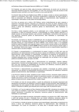 de Diretrizes e Bases da Educação Nacional (LDBEN) Lei nº 9.394/96;
5.2) Implantar, com apoio da União, salas de recursos multifuncionais, de acordo com as normas da
Associação Brasileira de Normas Técnicas(ABNT), em mais 15% (quinze por cento) das escolas da rede
estadual de ensino, até 2020, e em mais 31% (trinta e um por cento) até 2015;
5.3) Garantir Salas de Recursos Multifuncionais (SRM), em classes, escolas ou serviços especializados,
públicos ou conveniados, para o AEE, nas formas complementar e suplementar, de modo a atender a
todos os educandos com deficiência, transtornos globais do desenvolvimento, altas habilidades ou
superdotação, matriculados na rede pública de Educação Básica;
5.4) Criar, em parceria com a União e IES Públicas, centros multiprofissionais de apoio, pesquisa e
assessoria à Educação Especial, integrados por profissionais das áreas de saúde, assistência social,
pedagogia e psicologia, para auxiliar o trabalho dos docentes da Educação Básica no atendimento aos
alunos e alunas com deficiência, transtornos globais do desenvolvimento, altas habilidades ou
superdotação;
5.5) Criar e manter programas próprios, ou em colaboração com a União, destinados à adequação
arquitetônica, à oferta de transporte acessível, à disponibilização de material didático específico e à
adoção recursos de tecnologia assistiva, para promover acessibilidade e permanência dos educandos
com deficiência, transtornos globais do desenvolvimento, altas habilidades ou superdotação, nas
instituições públicas;
5.6) Garantir, nos termos do Decreto nº 5.626/2005 (Art. 22) e do Decreto Legislativo nº 186/2008 que
aprova o texto da Convenção sobre os Direitos das Pessoas com Deficiência (Art. 24 e 30), a oferta de
educação bilíngue em Língua Brasileira de Sinais (LIBRAS), como primeira Língua, e na modalidade
escrita da Língua Portuguesa, como segunda Língua, a alunos surdos e alunas surdas ou com deficiência
auditiva, bem como a adoção do Sistema Braille de leitura e escrita no caso de alunos e alunas cegos, e
da metodologia Tadoma para cegos e surdo-cegos, atentando-se para as especificidades linguísticas e
culturais do aluno e da aluna indígena;
5.7) Garantir o acompanhamento e o monitoramento do acesso à escola e ao AEE, bem como da
permanência e do desenvolvimento escolar dos alunos e alunas com deficiência, transtornos globais do
desenvolvimento, altas habilidades ou superdotação, beneficiários de programas de transferência de
renda, além do combate à discriminação, preconceito e violência, com vista ao estabelecimento de
condições adequadas para o sucesso educacional, em colaboração com as famílias e com os órgãos
públicos de assistência social, da saúde e do SGD;
5.8) Fomentar pesquisas voltadas para o desenvolvimento de metodologias, materiais didáticos,
equipamentos e recursos de tecnologia assistiva, com vista à promoção do ensino e da aprendizagem,
bem como das condições de acessibilidade dos educandos com deficiência, transtornos globais do
desenvolvimento, altas habilidades ou superdotação;
5.9) Promover o desenvolvimento de pesquisas para subsidiar a formulação de políticas públicas
intersetoriais, que atendam às especificidades educacionais de educandos com deficiência, transtornos
globais do desenvolvimento, altas habilidades ou superdotação;
5.10) Promover políticas de saúde, assistência social e direitos humanos, articulando órgãos públicos e
família, com o propósito de desenvolver modelos de atendimento escolar e de inserção no mercado de
trabalho para alunos e alunas da Educação de Jovens e Adultos (EJA), com deficiência e transtornos
globais do desenvolvimento, assegurando-lhes cuidado integral;
5.11) Ampliar, por meio de concurso público, o quadro de profissionais da educação responsável pelo
atendimento de estudantes com deficiência, transtornos globais do desenvolvimento, altas habilidades ou
superdotação, tais como: docente do AEE; docente de LIBRAS, prioritariamente surdo; docente bilíngue;
tradutor e intérprete de LIBRAS; guia-intérprete para surdos-cegos, além de pessoal de apoio;
5.12) Definir, no 3º ano de vigência do Plano Estadual de Educação-PEE, indicadores de qualidade, bem
como política de avaliação e supervisão para o funcionamento de instituições públicas e privadas que
prestam atendimento a educandos com deficiência, transtornos globais do desenvolvimento, altas
habilidades ou superdotação;
5.13) Obter junto aos órgãos de pesquisa, demografia e estatística, em parceria com o MEC, dados sobre
o perfil das pessoas de zero a dezessete anos que tenham deficiência, transtornos globais do
desenvolvimento, altas habilidades ou superdotação, para subsidiar as ações da Educação Especial;
5.14) Incentivar a inclusão de teorias do processo ensino-aprendizagem relacionadas ao atendimento de
alunos e alunas com deficiência, transtornos globais do desenvolvimento, altas habilidades ou
superdotação, nos Cursos de Licenciatura e de áreas afins à educação escolar, bem como na
0011/15-GEA - Projeto de Lei Ordinária - Assembleia Legislativa do... http://www.al.ap.gov.br/ver_texto_lei.php?iddocumento=58743&op=i...
7 de 25 17/09/2015 13:35
 