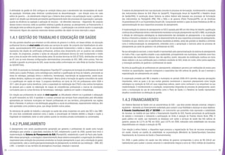 58 59
A efetividade da gestão do SUS configura-se condição básica para o atendimento das necessidades de saúde
da população. Orientada pelas diretrizes constitucionais da descentralização – com direção única em cada
esfera de governo –, do atendimento integral que o Sistema deve prestar e da participação social, a gestão em
saúde é um desafio que demanda permanente aperfeiçoamento tanto dos processos de organização e operação,
quanto da eficiência na captação e aplicação de recursos – de diferentes naturezas – disponíveis. No conjunto
desses meios e recursos, estão as questões relativas à gestão de pessoas, ao planejamento, ao financiamento, à
articulação entre as esferas de governo – relação federativa –, à participação e ao controle social e à cooperação
internacional. Alguns dos aspectos essenciais dessas questões são objeto da breve descrição a seguir.
1.4.1 GESTÃO DO TRABALHO E EDUCAÇÃO EM SAÚDE
Um dos grandes desafios que envolvem as três esferas de governo é a oferta, em bases sólidas, de educação
profissional técnica de nível médio articulada aos serviços de saúde. No conjunto dos trabalhadores do setor
saúde, aproximadamente 60% possuem nível de escolaridade fundamental e médio e, destes, uma parcela
expressiva não dispõe de certificação profissional, embora atue diretamente com os usuários nas unidades
de saúde. Os programas, projetos e ações de educação profissional técnica de nível fundamental e médio
para a área da saúde vêm sendo executados pelas 36 escolas técnicas do SUS (ETSUS), distribuídas em todas
as UF, com as mais diversas configurações administrativas (vinculadas às SES, SMS, entre outras). Para dar
unidade e garantir os princípios do SUS, essas escolas estão conformadas em rede (Rede de Escolas Técnicas
do SUS/RETSUS).
Em 2009, foi pactuado na Comissão intergestores Tripartite/CIT o programa de formação de profissionais de nível
médio para a saúde (Profaps), como estratégia para viabilizar a qualificação da força de trabalho, priorizando as
áreas de radiologia, patologia clínica e citotécnico, hemoterapia, manutenção de equipamentos, saúde bucal,
prótese dentária, vigilância em saúde e enfermagem. Abarca ainda a formação de agente comunitário de saúde
e a qualificação em saúde do idoso. O programa beneficiou em torno de 243 mil profissionais entre 2008 e
2011, além de gerar outros benefícios, como a capacidade de mobilização das ETSUS e dos centros formadores
de pessoal para a saúde na elaboração de mapas de competências profissionais e marcos de orientações
curriculares para os cursos técnicos de hemoterapia, radiologia, vigilância em saúde e citopatologia.
Em relação aos profissionais de saúde de nível superior, as dificuldades referem-se à qualidade e adequação
do perfil necessário ao SUS. A equidade e o acesso universal aos serviços ficam prejudicados pela dificuldade
apresentada por inúmeros municípios em fixarem profissionais em seu território, principalmente nas regiões
Norte e Nordeste.A carência e má distribuição geográfica e social de profissionais, especialmente médicos, têm
sido apontadas como problema grave, que atinge também outros países.
As estruturas de gestão do trabalho e educação na saúde são ainda incipientes em parte das SES e das SMS.
Em uma área considerada essencial como a saúde, a precarização do trabalho debilita a relação e expõe a
fragilidade do trabalhador, tanto no setor público quanto na iniciativa privada (contratados ou conveniados).
1.4.2 PLANEJAMENTO
O planejamento vem sendo paulatinamente apropriado por gestores e profissionais de saúde como função
estratégica para ampliar a capacidade resolutiva do SUS, notadamente a partir de 2006, quando teve início a
implementação do Sistema de Planejamento do SUS (PlanejaSUS), estabelecido a partir do Pacto pela Saúde.
Além dessa apropriação, a concepção e desenvolvimento desse sistema pressupõem a organização de instância
responsável pela condução dos processos envolvidos na função planejamento à qual, sob a orientação do gestor
correspondente, cabe a construção/operacionalização do planejamento no âmbito de sua instituição – SMS, SES
e MS – e também no seu território de abrangência (municipal, estadual e nacional).
O sistema de planejamento tem sua expressão concreta no processo de formulação, monitoramento e avaliação
dos instrumentos básicos do SUS (Plano de Saúde/PS, Programação Anual de Saúde/PAS e Relatório Anual
de Gestão/RAG). A construção desse Sistema na esfera federal está baseada nos processos de formulação
dos instrumentos do PlanejaSUS (PNS, PAS e RAG) e de governo (Plano Plurianual/PPA, Lei de Diretrizes
Orçamentárias/LDO e Lei Orçamentária Anual/LOA). Compreende também o apoio às áreas finalísticas do MS na
operacionalização de seus respectivos processos de planejamento.
A implementação do sistema de planejamento no SUS é apoiada pelo MS em três linhas de trabalho: qualificação
contínua dos profissionais direta e indiretamente envolvidos na função planejamento nas SES e SMS; na produção
e difusão de informações estratégicas ao desenvolvimento das atividades de planejamento; e na cooperação
técnica e financeira a estados e municípios no desenvolvimento de seus respectivos processos de planejamento.
Considera-se que, mesmo com os significativos resultados já obtidos, ainda são grandes os desafios a enfrentar
rumo à institucionalização do planejamento, entendida como a apropriação e exercício pleno do processo de
planejamento por parte de gestores e de profissionais do SUS.
Na sua abrangência nacional,o maior desafio é representado pela operacionalização do sistema de planejamento
em todo o País, o que significa ampliar a sua capilaridade, principalmente nos municípios, mantendo como foco
a elaboração dos instrumentos básicos. Isso não significa, porém, descuidar da mobilização contínua em torno
desse sistema e da sua contribuição para a melhoria constante do SUS, tendo em conta, entre outros aspectos,
a renovação periódica de gestores e profissionais de saúde.
Na linha da qualificação de profissionais em planejamento, estabelecer parceria com instituições de ensino para
ministrar as capacitações, segundo cronograma e expectativa das três esferas de gestão, de que é exemplo a
especialização em planejamento em saúde.
A cooperação prestada pelo MS a estados e municípios no período 2006-2010 permitiu algumas percepções
importantes, entre as quais a de que muitos gestores reconhecem e assumem planejamento como função
estratégica na condução do SUS em suas respectivas esferas, assim como conhecem e se empenham na sua
implementação. O monitoramento e a avaliação, componentes integrantes do processo de planejamento, assim
como a incorporação do uso de instrumentos como o Plano de Saúde e o Relatório de Gestão representam
desafios consideráveis na efetivação da gestão.
1.4.3 FINANCIAMENTO
Um Sistema Nacional de Saúde com as características do SUS – que deve prestar atenção universal, integral e
equânime – demanda um financiamento sustentado para cumprir a sua finalidade e alcançar os seus objetivos.
A Emenda Constitucional (EC) nº 29/2000 é um instrumento que possibilita mais expressão e estabilidade
de recursos, na medida em que define o financiamento tripartite do SUS, fixando percentuais de participação
de estados e municípios e indexando a participação da União à variação do Produto Interno Bruto (PIB). O
gasto público em saúde, que representa as despesas com ações e serviços de saúde das três esferas de
governo, passou de 3,21% do PIB, em 2002, para 3,67% em 2008, indicando certa estabilidade nos recursos
disponibilizados em relação à evolução do PIB.
Com relação à esfera federal, o dispositivo legal provocou a regularização do fluxo de recursos empregados
em saúde, criando um padrão de estabilidade na orçamentação (Ministério da Saúde/Secretaria Executiva/
Departamento de Economia da Saúde e Desenvolvimento).
Em 2008, o gasto público em saúde nas três esferas de governo correspondeu a cerca de R$ 559,02 por
habitante/ano para custear o acesso universal e o atendimento integral a cerca de 189,6 milhões de brasileiros.
 