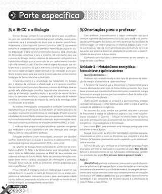 Parte específica
A BNCC e a Biologia
A BNCC e a Biologia
Ensinar Biologia sempre foi um grande desafio para os professo-
res, pois seu conteúdo e sua metodologia eram voltados, quase exclu-
sivamente, para a preparação do aluno para os exames vestibulares.
Atualmente, a Base Nacional Comum Curricular (BNCC), documento
completo e contemporâneo que atende às necessidades atuais do alu-
no, preparando-o para o exercício pleno da cidadania, para a resolução
de demandas complexas e para o trabalho, dá orientações para que
o ensino de Biologia tenha o objetivo de desenvolver competências e
habilidades voltadas para a construção de um conhecimento interdis-
ciplinar e contextualizado. Esse documento sugere estratégias que uti-
lizam mais o raciocínio do que a memória e orienta que os processos
de ensino e aprendizagem sejam centrados nas interações aluno-pro-
fessor e aluno-aluno para que ocorra a construção dos conhecimentos
biológicos de forma interativa e atualizada.
O desenvolvimento e a consolidação das habilidades em Biologia
têm o objetivo de promover a alfabetização e o letramento científico.
Para as Orientações Curriculares Nacionais, o ensino de Biologia deve ser
guiado pela alfabetização científica. Segundo esse documento, o con-
ceito de alfabetização científica implica a aquisição de um vocabulário
básico de conceitos científicos; a compreensão da natureza do método
científico e a compreensão do impacto da ciência e da tecnologia sobre
os indivíduos e a sociedade.
As análises, investigações, comparações e avaliações contempladas
nas competências e habilidades da área podem ser desencadeadoras de
atividades envolvendo procedimentos de investigação. Propõe-se que os
estudantes do Ensino Médio ampliem tais procedimentos, introduzidos
no Ensino Fundamental, explorando, sobretudo, experimentações e aná-
lises qualitativas e quantitativas de situações-problema (BNCC, p. 550).
O professor deve propor situações-problema e questões instigantes
que mobilizem o aluno, colocando-o em uma interação ativa consigo
mesmo, com os colegas e com o professor.
“Situações-problema criam necessidades, provocam um saudável
conflito; desestabilizam a situação e, paulatina e sucessivamente, o vão
auxiliando a organizar seu pensamento” (PCN+, 2002, p. 55).
Os cadernos de Biologia foram elaborados de acordo com as orien-
tações da BNCC, do PCN+ e da Editora Somos para esta coleção. Sendo
assim, todas as habilidades propostas na BNCC são desenvolvidas nos
cadernos ao longo do Ensino Médio. Neles são previstas interações cons-
tantes entre teoria e prática, atualização de informações e conceitos,
formação social, cultural, política e ambiental, além da preparação para
exames vestibulares e Enem.
Nossa intenção é entregar a você um material que o apoie em sua
prática docente e o auxilie na tarefa de desenvolver com os alunos com-
petências e habilidades, motivando os jovens para a participação cidadã
na vida pública e preparando-os tanto para a inserção no mundo do tra-
balho como para o prosseguimento nos estudos.
Orientações para o professor
Orientações para o professor
Caro professor, disponibilizamos a seguir orientações nas quais
constam sugestões de planejamento das aulas para ajudá-lo na promo-
ção das aprendizagens dos alunos, por meio da teoria e das atividades de
sistematização e de síntese propostas no material didático. Cabe ressal-
tarqueessassugestõesdeplanejamentosãopossibilidadesdemediação
das aulas, que podem e devem ser adaptadas de acordo com as especifi-
cidades de seus alunos e da sua escola.
Esperamos contribuir para o desenvolvimento de seu trabalho ao
longo de todo o ano letivo.
Unidade 1 – Metabolismo energético:
fotossíntese e quimiossíntese
Quantidade de aulas: 4
Professor, esta unidade estuda os dois tipos de processos de obten-
ção de energia: a fotossíntese e a quimiossíntese.
É fundamental ressaltar que a fotossíntese é imprescindível para a
maioria absoluta dos seres vivos, de forma direta ou indireta. É por meio
desse processo que os autótrofos fotossintetizantes convertem a energia
luminosa em energia química, por isso compõem a base de todas as ca-
deias alimentares no planeta.
Outro assunto abordado na unidade é a quimiossíntese, processo
realizado por arqueas e certas bactérias para obter energia a partir da
oxidação de substâncias inorgânicas.
No decorrer das aulas, sempre que possível, relacione o processo
de fotossíntese à síntese de substâncias orgânicas, tais como os carboi-
dratos, estudados no Caderno 1. Enfoque no entendimento de tópicos
que serão pré-requisitos para a compreensão dos demais metabolismos
energéticos – respiração celular e fermentação.
Use o ícone Click! para promover uma interação pedagógica entre
estudantes e meios digitais.
Busque desenvolver as diferentes habilidades propostas nas aulas,
relacionando-as entre si e com as disciplinas que compõem a área das
Ciências da Natureza, promovendo assim a aprendizagem contextuali-
zada e recursiva.
Ao final de cada aula, verifique se as habilidades propostas foram
alcançadas por meio da realização das questões da seção Faça em sala.
Reforce o desenvolvimento de tais habilidades contempladas também
nas atividades das seções Faça em casa, Junte os pontos e Estude +.
Aula 1
(EM13CNT101)Analisarerepresentar,comousemousodedispositi-
vosedeaplicativosdigitaisespecíficos,astransformaçõeseconservações
emsistemasqueenvolvamquantidadedematéria,deenergiaedemovi-
mento para realizar previsões sobre seus comportamentos em situações
cotidianas e em processos produtivos que priorizem o desenvolvimento
sustentável, o uso consciente dos recursos naturais e a preservação da
vida em todas as suas formas.
4
Biologia
MAXI_EM22_1S_BIO_C2_MP_P5.indd 4
MAXI_EM22_1S_BIO_C2_MP_P5.indd 4 27/07/21 09:52
27/07/21 09:52
 