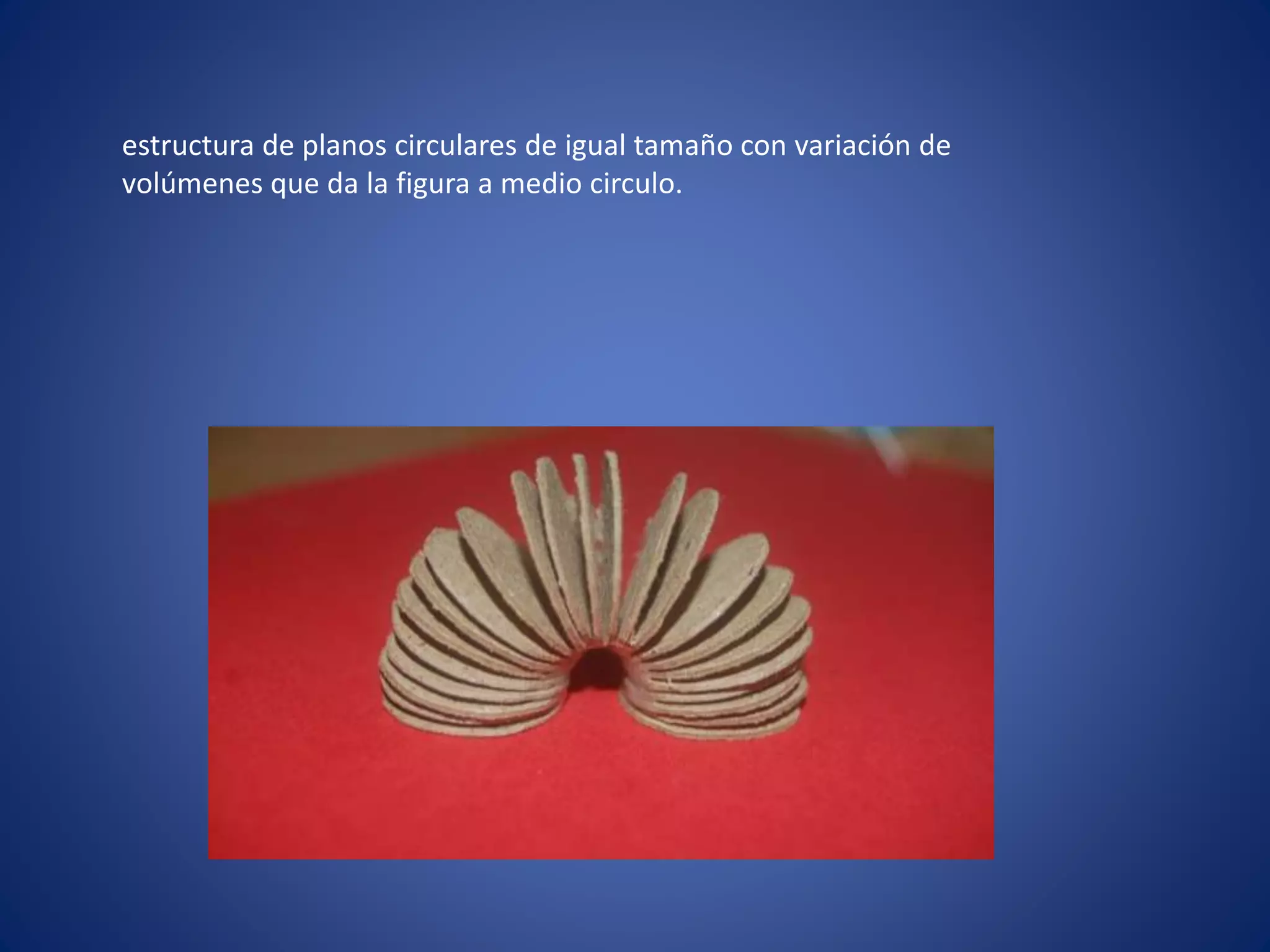 estructura de planos circulares de igual tamaño con variación de
volúmenes que da la figura a medio circulo.