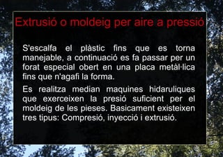 1.2 Tipus de plastics Termoplastics . A temperatura ambient són plàstics rígids, que en augmentar la temperatura, es tornen tous i mal·leables. Aquests plàstics mantenen les seves propietats malgrat hagin estat escalfats i moldejats diverses vegades, a diferència dels plàstics termostables que al augmentar la temperatura es cremen, resultant impossibles tornar a moldejar. 