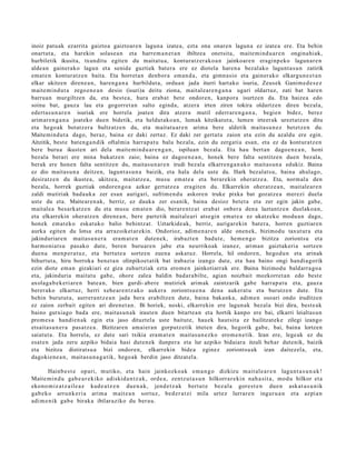inoiz patuak ezarrita gaiztoa gaiztoare n laguna izatea, ezta ona onaren laguna ez izatea ere. Eta behin
onartut a, eta harekin solase a n eta harrem a n e t a n ibiltzea onetsita, maitemind u ar e n onginahiak,
hurbiletik ikusita, txunditu egiten du maitatu a, konturatz er ako a n jainkoare n eraginp eko lagunar e n
aldean gainerako lagun eta senide guztiek batera ere ez diotela haren a bezalako lagunt a s u n zatirik
emat e n konturatz en baita. Eta horret an denbora eman d a, eta gimnasio eta gainerako elkargun e e t a n
elkar ukitzen direne a n, hareng a n a hurbildut a, orduan jada iturri hartako isuria, Zeusek Ganim ed e s e z
maitemind ut a zegoen e a n desio (isuri)a deitu ziona, maitaleare n g a n a ugari oldartuz, zati bat haren
barruan murgiltzen da, eta beste a, hura erabat bete ondoren, kanpora isurtzen da. Eta haizea edo
soinu bat, gauza lau eta gogorret a n salto eginda, atzera irten ziren tokira oldartzen diren bezala,
edertas u n ar e n isuriak ere horrela joaten dira atzera mutil ederrare n g a n a , begien bidez, berez
arimaren g a n a joateko duen bidetik, eta heldut ako a n, lumak kitzikatut a, lumen irteerak ureztatz en ditu
eta hegoak botatzera bultzatzen du, eta maitatu ar e n arima bere aldetik maitasu n ez betetz en du.
Maitemindut a dago, beraz, baina ez daki zertaz. Ez daki zer gertatu zaion eta ezin du azaldu ere egin.
Aitzitik, best e baten g a n dik oftalmia harrap at u balu bezala, ezin du zergatia esan, eta ez da konturatz en
bere burua ikusten ari dela maite mindu ar e n g a n , ispiluan bezala. Eta hau bertan dagoe n e a n, honi
bezala berari ere mina bukatzen zaio; baina ez dagoe n e a n, honek bere falta sentitzen duen bezala,
berak ere honen falta sentitzen du, maitasu n ar e n irudi bezala elkarrenga n a k o maitasun a edukiz. Baina
ez dio maitasun a deitzen, lagunt as u n a baizik, eta hala dela uste du. Hark bezalatsu, baina ahulago,
desiratz en du ikustea, ukitzea, maitatze a, musu emat e a eta berarekin oheratz e a. Eta, norm ala den
bezala, horrek guztiak ondoren go a azkar gertatz e a eragiten du. Elkarrekin oheratz e a n, maitalear e n
zaldi mutiriak badauk a zer esan aurigari, sufrimen d u askoren truke pixka bat gozatze a merezi duela
uste du eta. Maitearen ak, berriz, ez dauka zer esanik, baina desioz betet a eta zer egin jakin gabe,
maitalea besarkatz e n du eta musu em at e n dio, berarentz at erabat onbera dena laztantz en duelakoa n,
eta elkarrekin oheratz en direne a n, bere partetik maitaleari atsegin emat e a ez ukatzeko modu a n dago,
honek emat eko eskatuko balio behintzat. Uztarkideak, berriz, aurigarekin batera, horren guztiaren
aurka egiten du lotsa eta arrazoiket ar ekin. Ondorioz, adimen ar e n alde onenek, bizimodu taxutura eta
jakinduriaren maitasu n er a eram at e n duten ek, irabazt en badut e, hem e n go bizitza zoriontsu eta
harmoniatsu pasako dute, beren buruaren jabe eta neurrikoak izanez, ariman gaiztakeria sortzen
duen a menp er a t uz, eta bertut e a sortzen zuena askatuz. Horrela, hil ondoren, hegodu n eta arinak
bihurtut a, hiru borroka benet a n olinpikoet atik bat irabazia izango dute, eta hau baino ongi handiagorik
ezin diote eman gizakiari ez giza zuhurtziak ezta erom e n jainkotiarrak ere. Baina bizimodu baldarra go a
eta, jakinduria maitatu gabe, ohore zalea baldin badara bilte, agian noizbait mozkorret an edo beste
axolaga b e k eri are n bate a n, bien gurdi- abere mutiriek arimak zaintzarik gabe harrap at u eta, gauza
bererako elkartuz, herri xehe ar e n tz ako aukera zoriontsu e n a dena aukerat u eta burutzen dute. Eta
behin burutut a, aurrerantz e a n jada bera erabiltzen dute, baina bakanka, adimen osoari ondo iruditzen
ez zaion zerbait egiten ari direnet a n. Bi horiek, noski, elkarrekin ere lagunak bezala bizi dira, best e ak
baino gutxiago bada ere, maitasun ak irauten duen bitartea n eta hortik kanpo ere bai, elkarri leialtasun
prom es a handien ak egin eta jaso dituztela uste baitute, hauek hautsita ez bailitzateke zilegi izango
etsaitasu n e r a pasatz e a. Bizitzaren amaieran gorputz etik irteten dira, hegorik gabe, bai, baina lortzen
saiatut a. Eta horrela, ez dute sari txikia eram at e n maitasun ezko erom e n e tik. Izan ere, legeak ez du
esat en jada zeru azpiko bidaia hasi duten ek ilunpera eta lur azpiko bidaiara itzuli behar dutenik, baizik
eta bizitza distiratsu a bizi ondoren, elkarrekin bidea eginez zoriontsuak izan daitezela, eta,
dagokiene a n, maitasu n a g a tik, hegoak berdin jaso ditzatela.

       Hainb e s t e opari, mutiko, et a hain jainkozko a k em a n g o dizkizu m ait al e a r e n lagun t a s u n a k !
Maite mi n d u gab e a r e kiko adiskid a n t z a k, orde a, zentz ut a s u n hilkorrar e ki n nah a si t a, mod u hilkor et a
ekono m iz a t z ail e a z kud e a t z e n due n a k, jend e t z a k bert u t e bez al a gore st e n due n ask at a s u n ik
gab e k o arrunk e ri a arim a m ait e a n sortuz, bed e r a t zi mila urtez lurrar e n inguru a n et a azpi a n
adi m e nik gab e birak a ibilaraziko du ber a u.
 